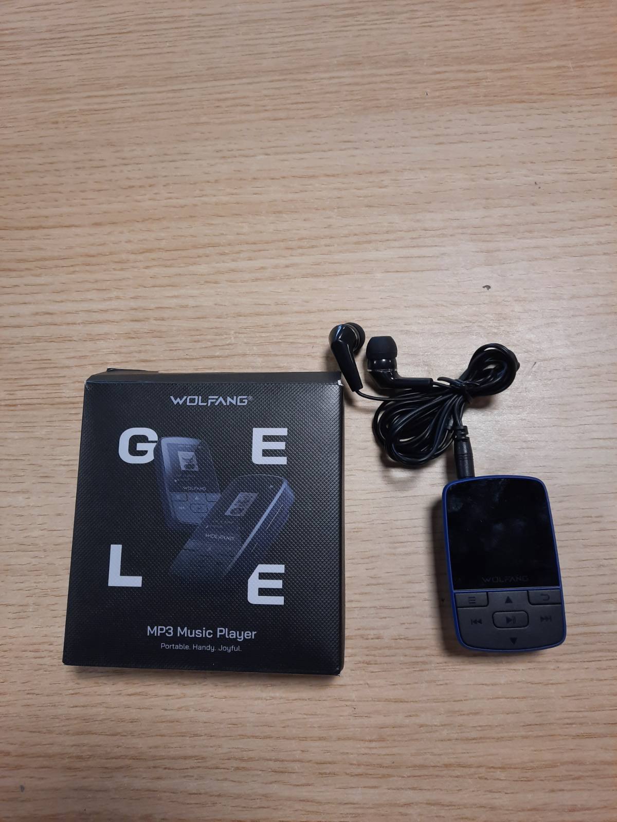 232994 - MP3 Player WOLFANG me Bluetooth 5.2, Kapëse Sportive, Madhësi Mini, I lehtë 28g, Zë HiFi pa Humbje, Radio FM, Regjistrues Zëri, Kufje me Tel të Përfshira (Blu)