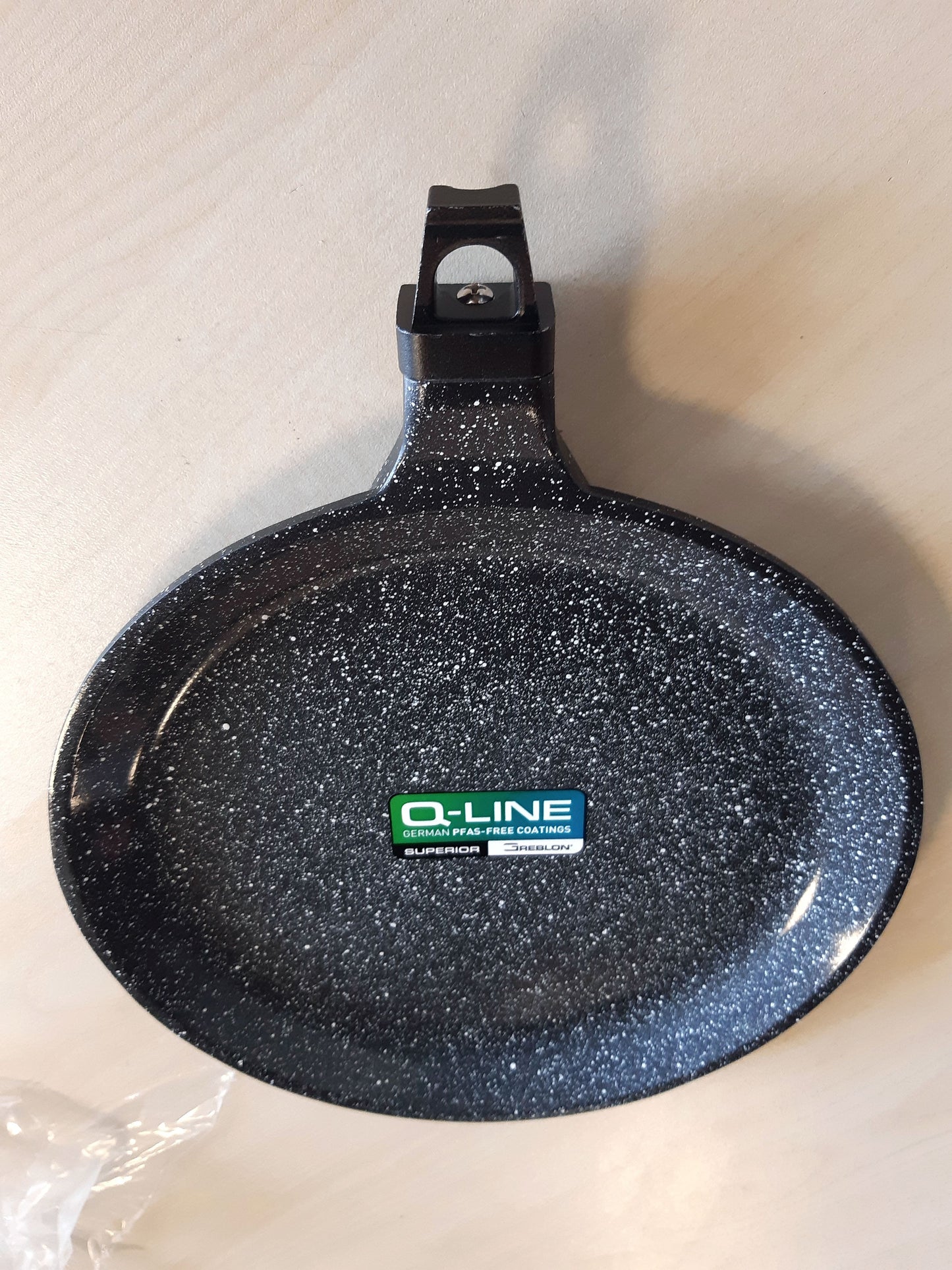 246728 - KAMBERG – 0008050 – TAVË KREPI 24 CM – DOREZË E LËVIZSHME – ALUMIN I DERDHUR – VESHJE ME EFEKT GURI – I PËRSHTATSHËM PËR TË GJITHA LLOJTE E SOBAVE, PËRFSHIRË INDUKSIONIN – PA PFOA