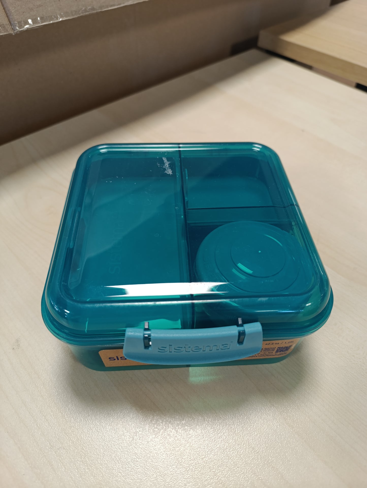253517 - Sistema Kuti Dreke Plastike Bento Box me Ndarje për Oqean, 1.25 L, me Enë Kosi/Frutash, e prodhuar me plastikë të ricikluar, ngjyrë bruz