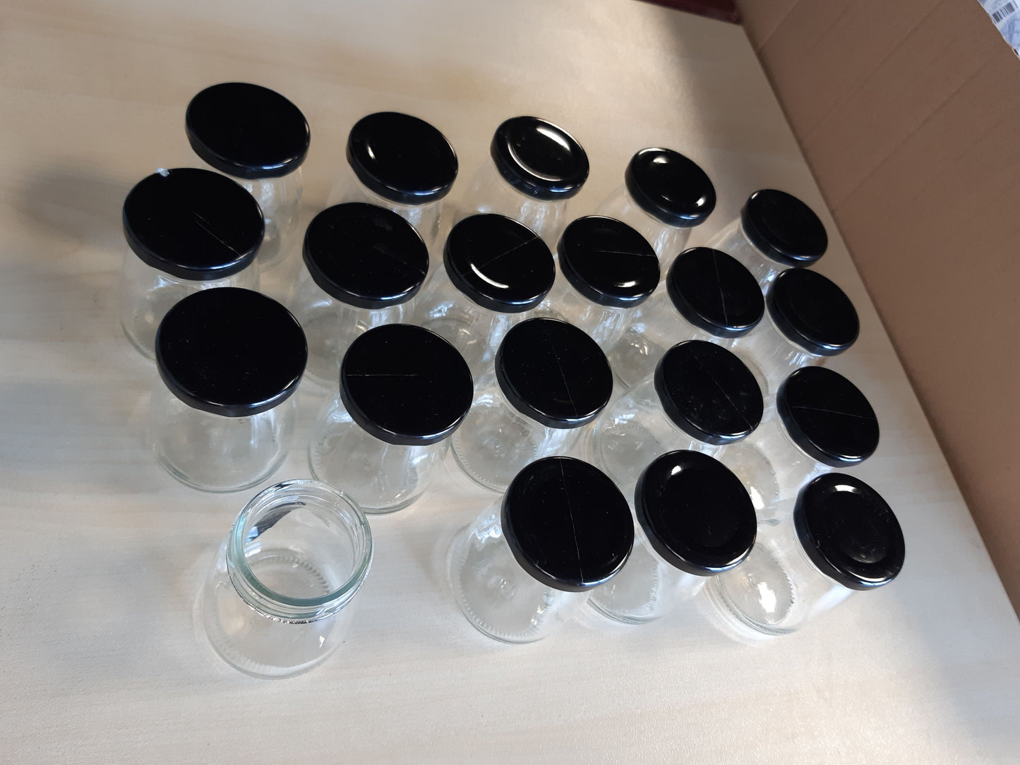 257134 - MUXHEL 20 copë kavanoza kosi 100ml me kapakë të zinj, kavanoza të vegjël qelqi, shishe qelqi për puding të vogël kosi