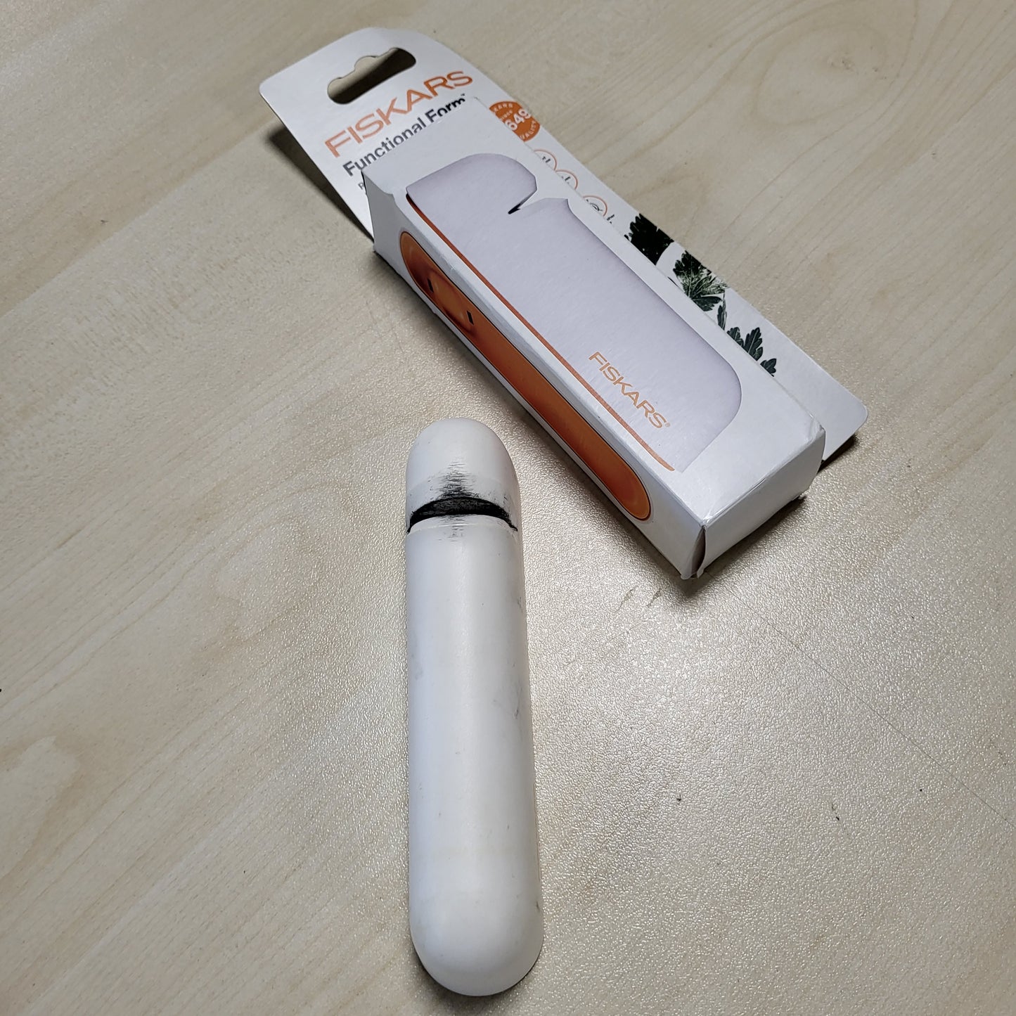 257517 - MPREHËSE THIKASH FISKARS PËR TEHE THIKASH ÇELIKU TË LËMUARA, gur mprehjeje qeramik, Functional Form, Roll-Sharp, e bardhë/portokalli, 1014214