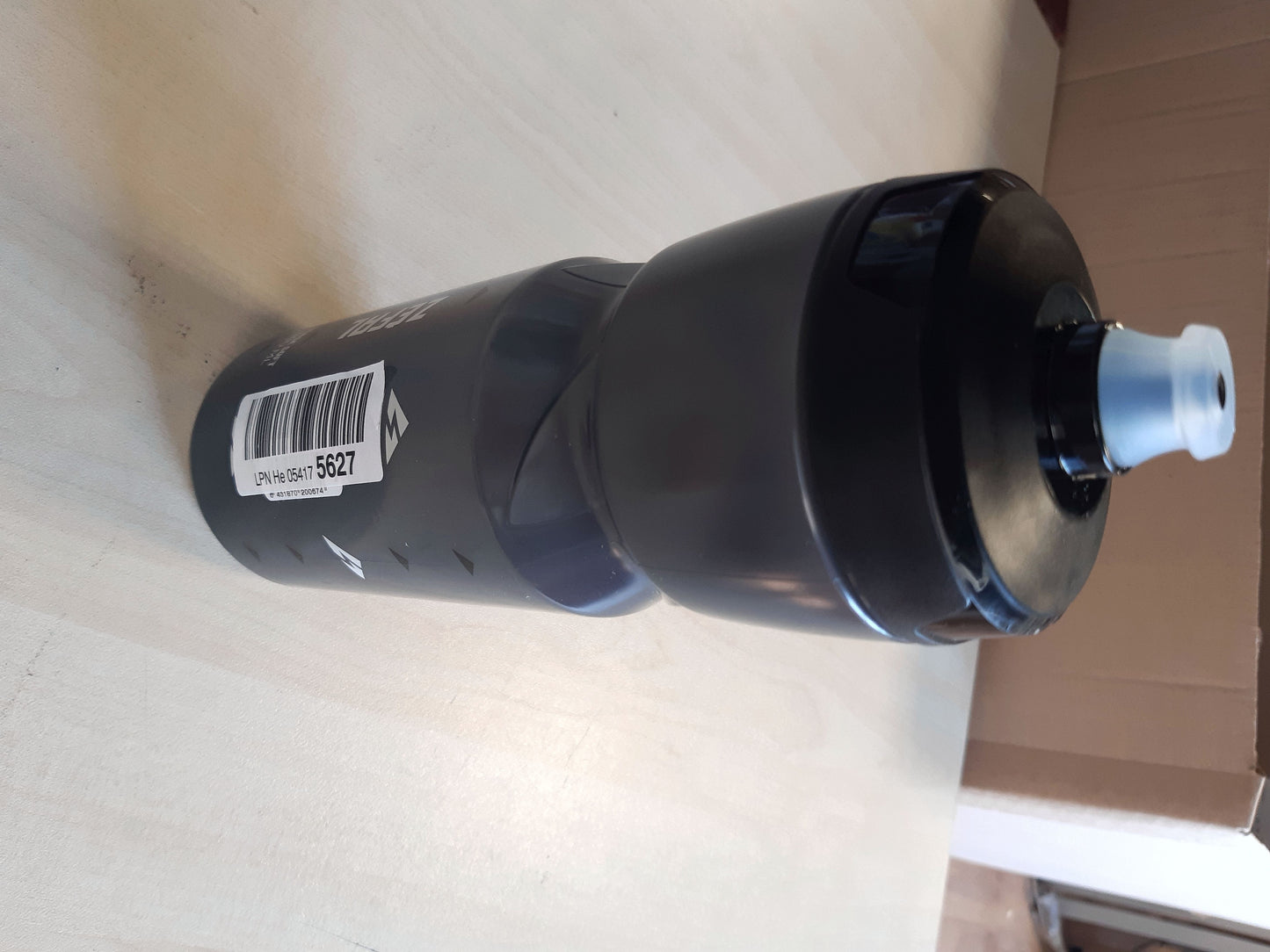 258413 - SHISHE UJI ZEFAL SENSE SOFT 80 PA BALTË, 800 ML - SHISHE UJI PËR ÇIKLIZËM DHE MTB ME MBROJTJE TË THITHKËS, E ZEZË E TYMOSUR