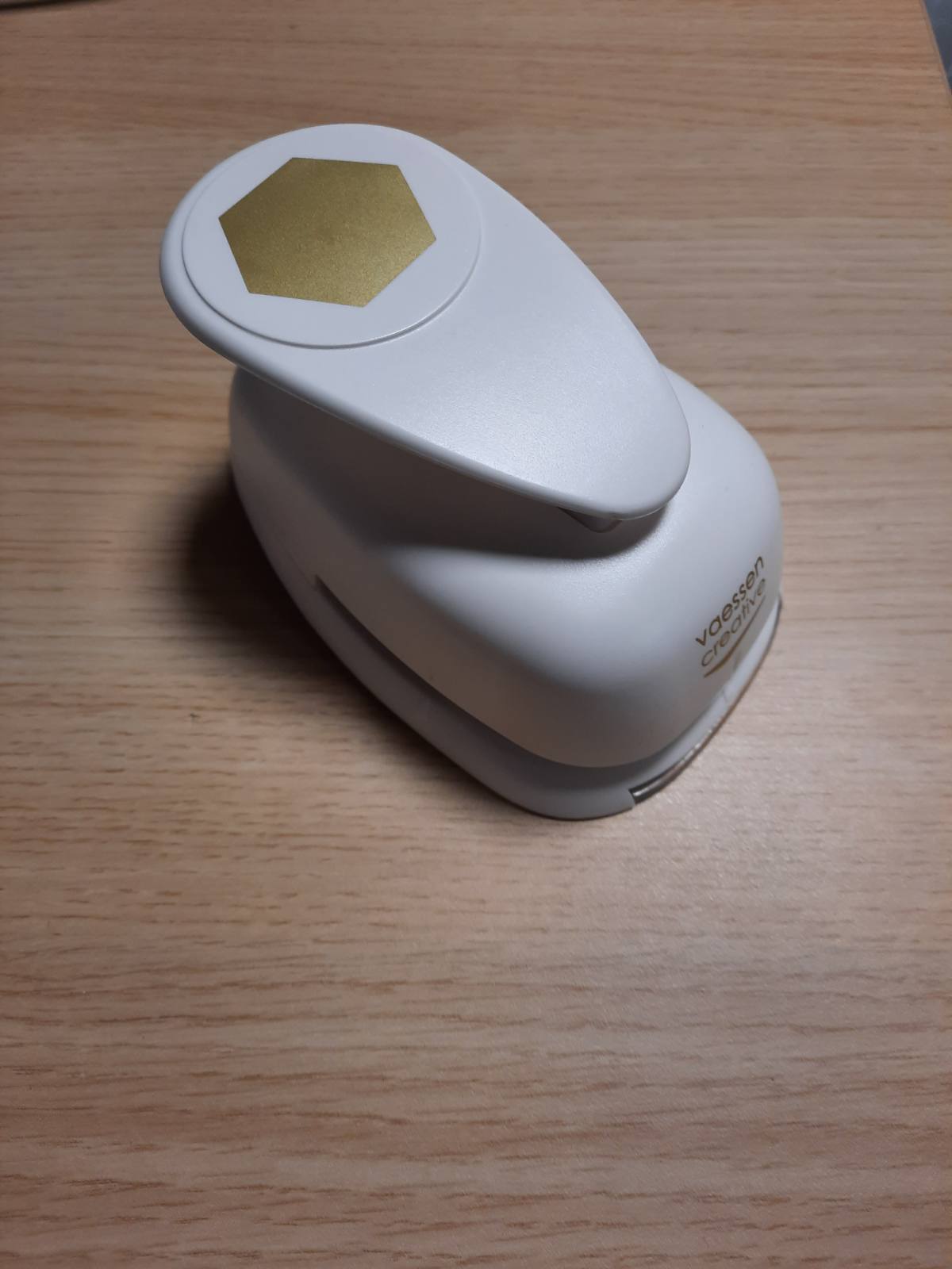 261842 -Vaessen Creative Craft Paper Punch – Shpuese letre katrore me skaje dekorative (festone), shumëngjyrëshe, madhësi gjigante.