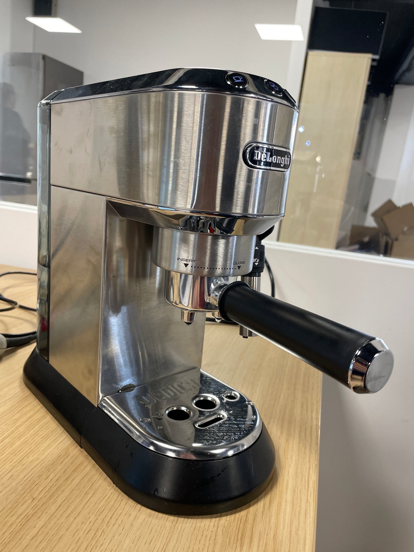 116259 - DE'LONGHI Makinë Kafeje Espresso Manuale 'Dedica EC685.M', për Kafe të Bluar ose Kapsula ESE, me Shkumëzues Klasik Qumështi për Kapuçino, Mbyllje Automatike, Rezervuar 1L, Filtër i Vetëm/i Dyfishtë, Material Metali