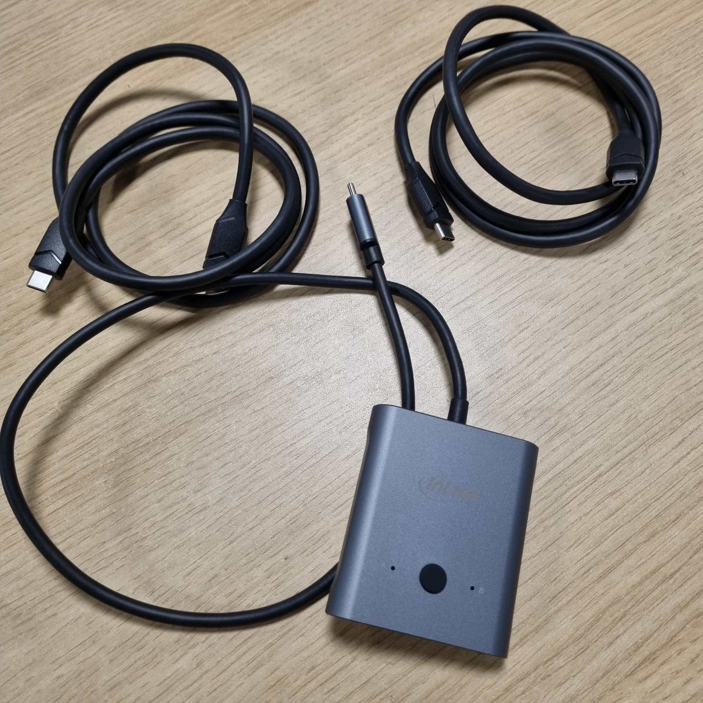 266303 - NDËRPRERËS USB-C në linjë, bidirektiv, 2 në 1 ose 1 në 2, video 8K@60Hz, 4K@60Hz, transferim 10 Gb/s, karikim 100W