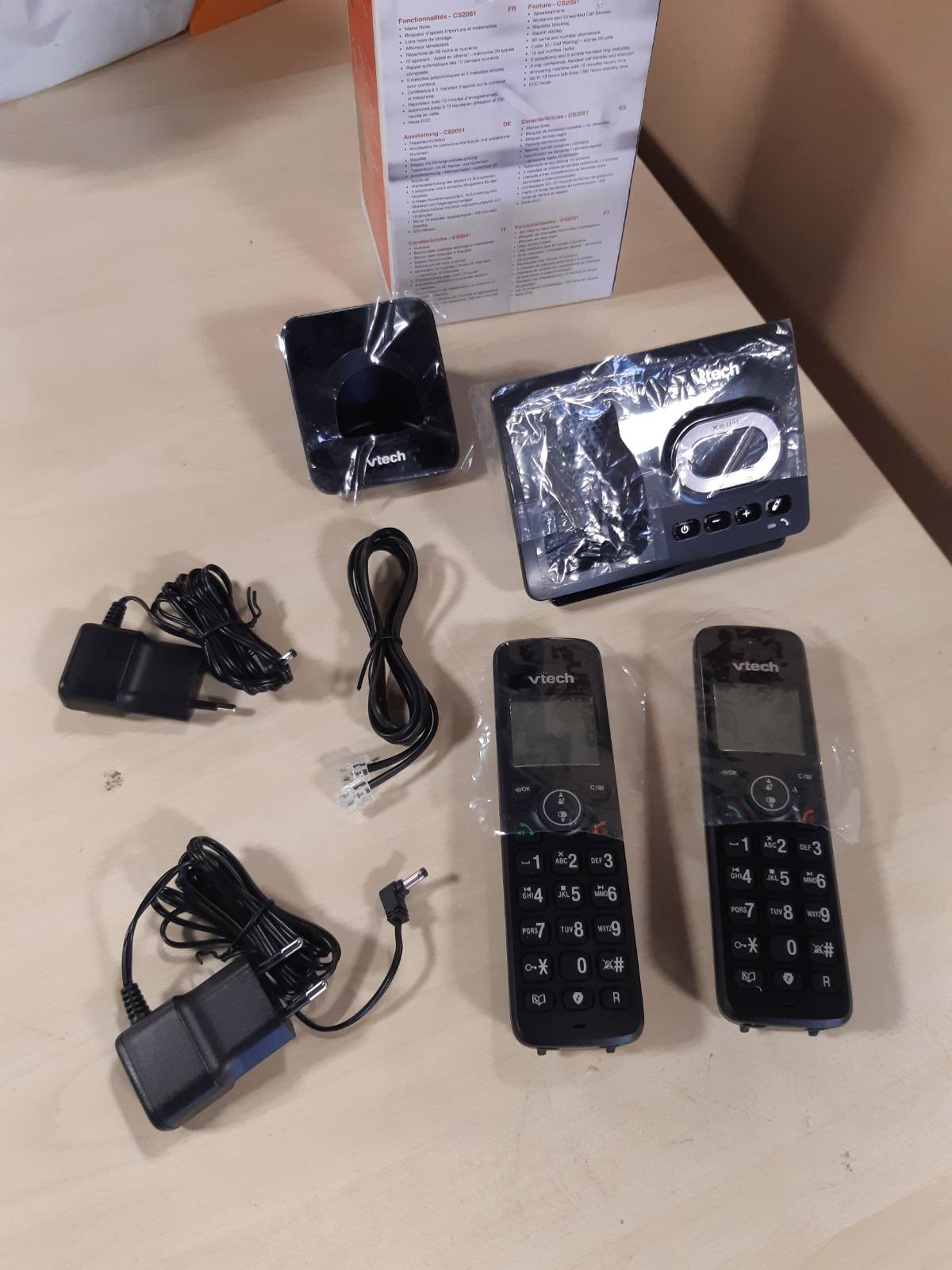 266518 - VTECH CS2051, Telefon pa tel me sekretari telefonike dhe 2 aparate, modalitet ECO+, telefon për të moshuar, telefon fiks, bllokim thirrjesh, funksion pa duar, butona të mëdhenj, ekran me 1 rresht, i zi.