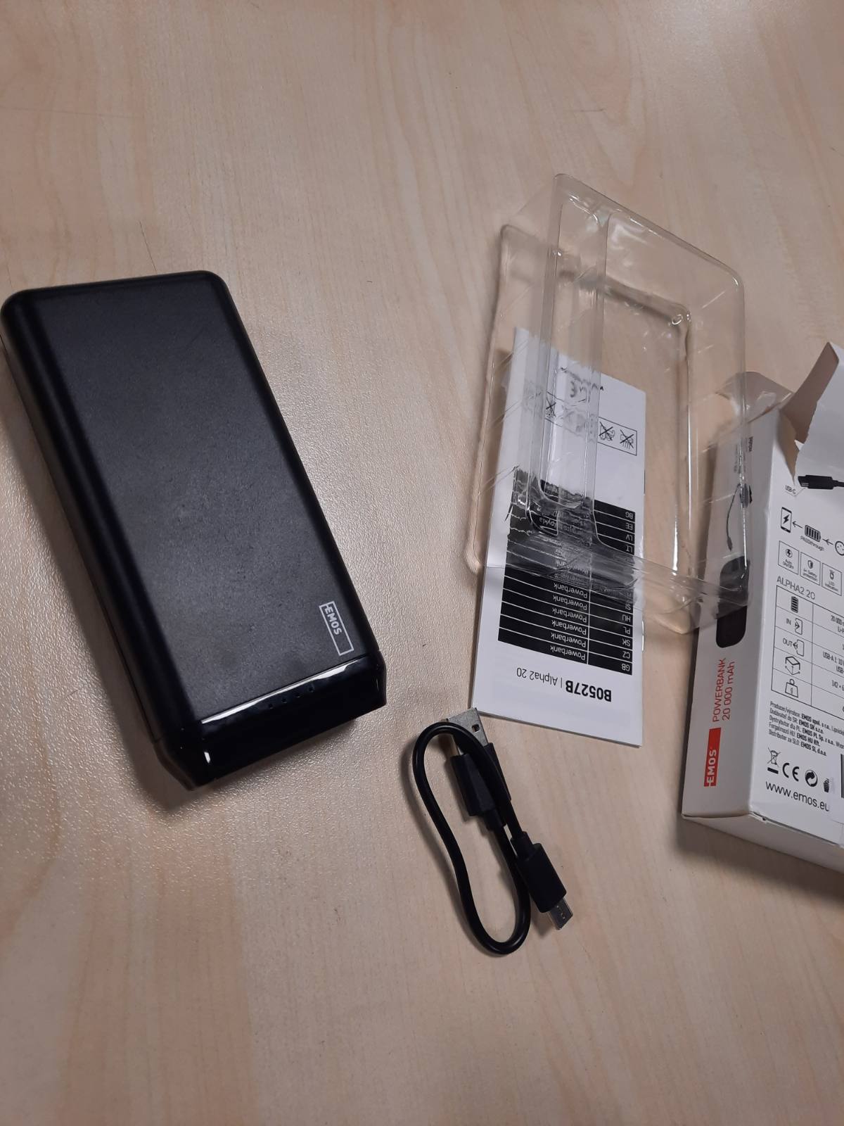 266530 - EMOS ALPHA 10S Powerbank 20,000mAh - Bateri e Jashtme Kalimtare - 2 Dalje USB-A, 1 Hyrje Micro USB - + 2 Kabllo të Dhënash USB - Ndezje/Fikim Automatik - për iPhone, iPad, Telefona Smartphone, Tableta - E Zezë