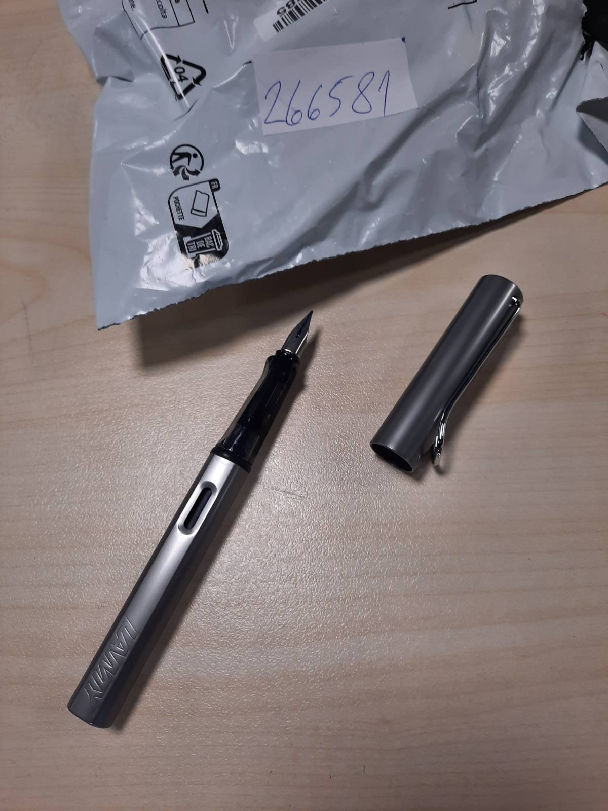 266581 - LAMY Stilograf AL-star, majë çeliku EF, trup alumini, për dorën e djathtë, përfshin fishek boje blu T 10