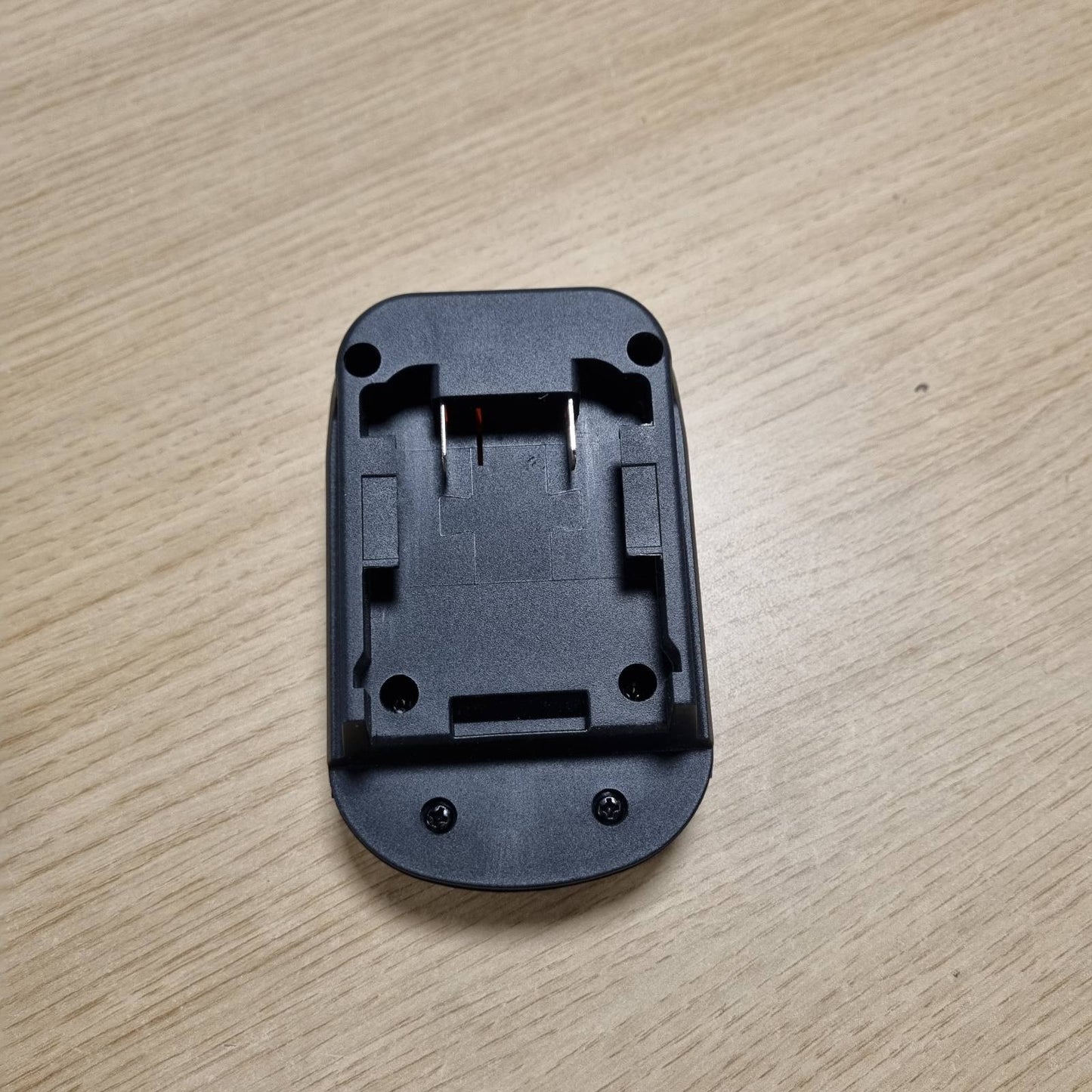 266629 - MILWAUKEE MIL18DL për adaptor baterie në Dewalt (konvertues për baterinë Milwaukee M18 në veglat elektrike Dewalt 20V)