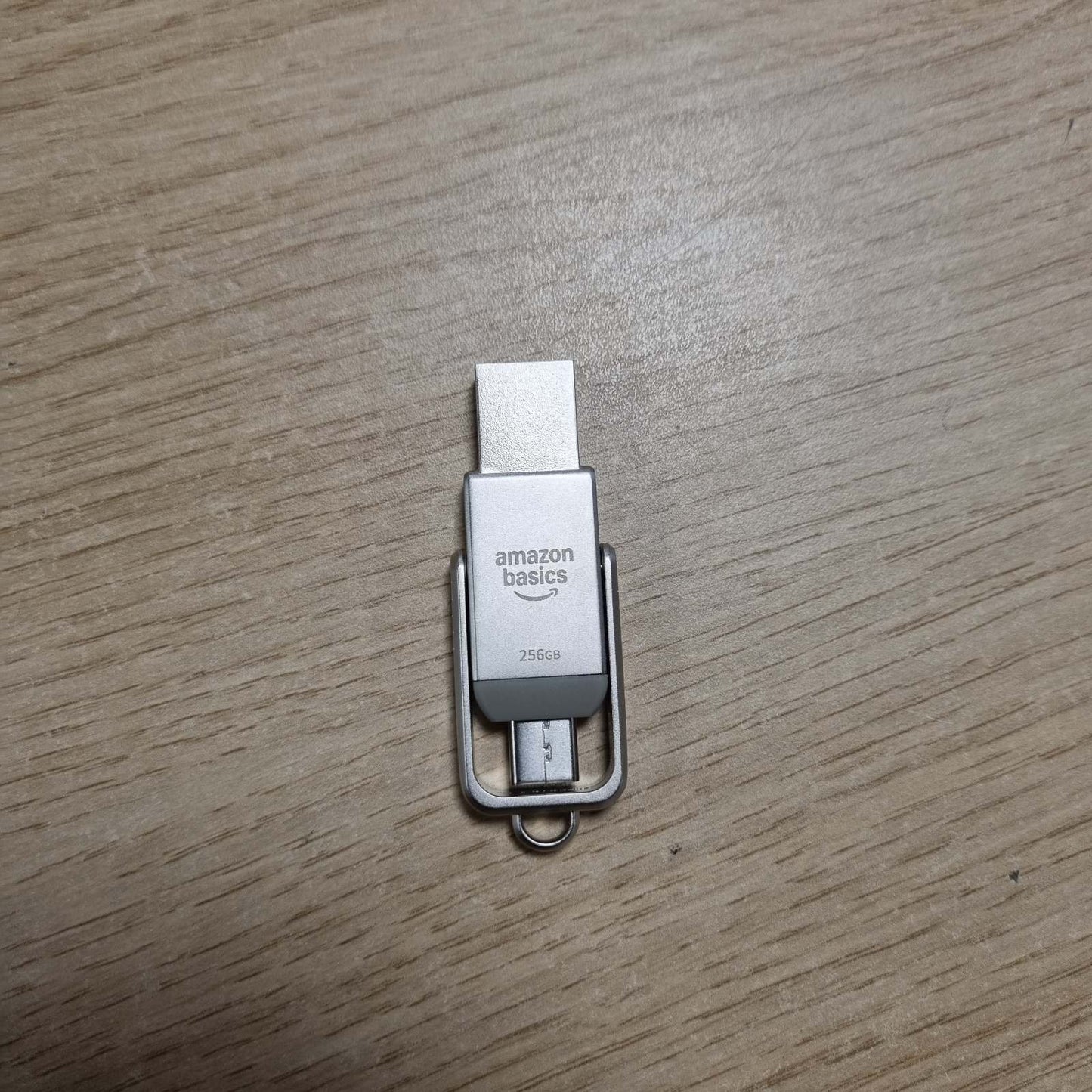 266681 - AMAZON BASICS Njësi flash USB, 256 GB, USB-C dhe USB-A, ngjyrë shampanje