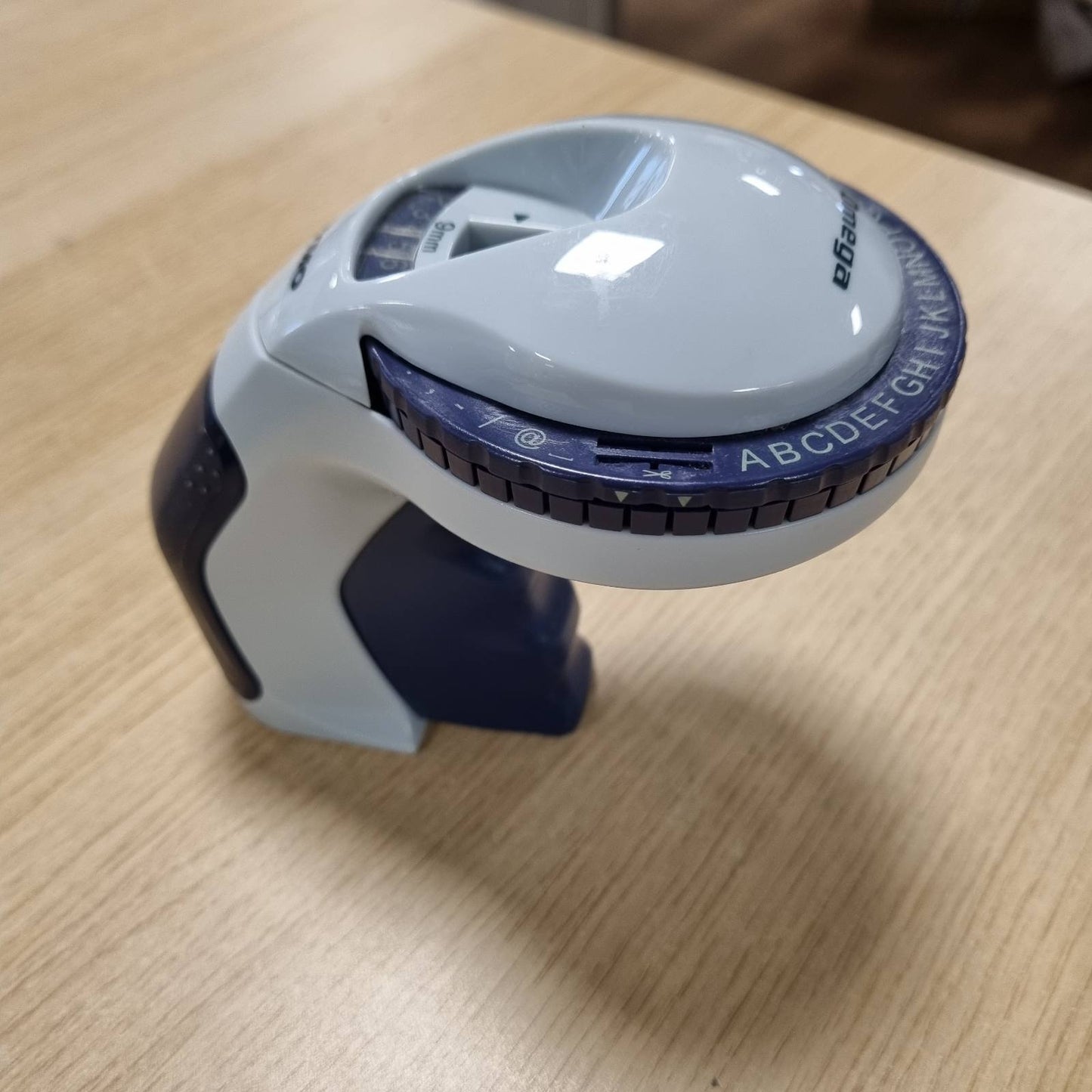 266858 - DYMO Omega Makinë për krijimin e etiketave, sistem rrotullimi dhe klikimi, dizajn ergonomik