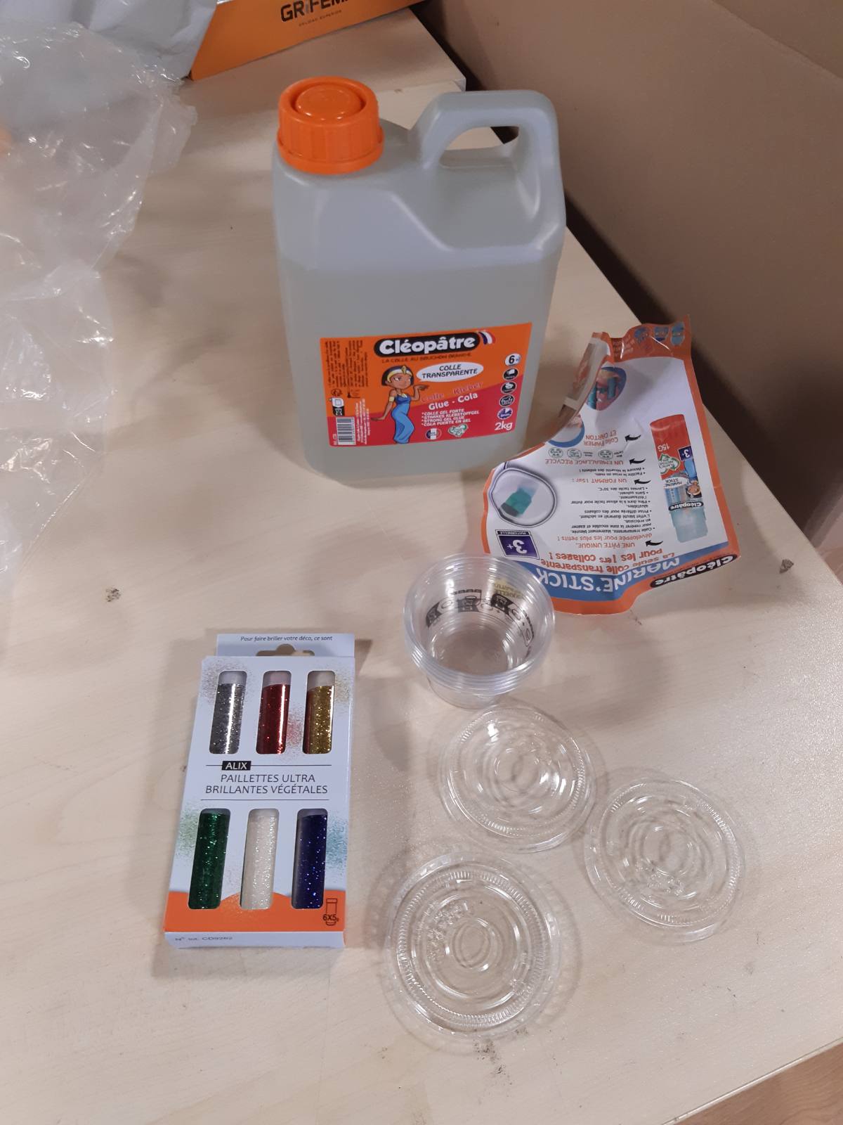 267004 - CLÉOPATRE Set Ngjitës Transparent 2kg + 6 Tuba me Shkëlqim + 5 Kuti Ruajtjeje - Pa Tretës, Pastron me Ujë - Nga 6 Vjeç
