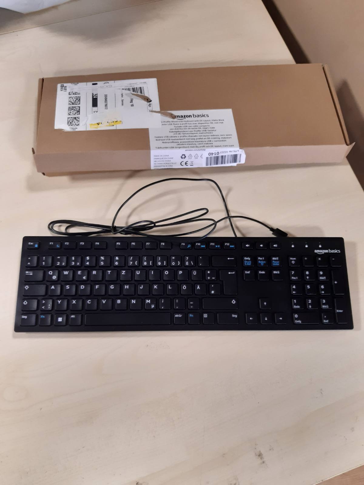 267041 - AMAZON BASICS TASTIERË ME PARAQITJE GJERMANE, E SHESHTË, ME KABLO USB, E ZEZA MAT