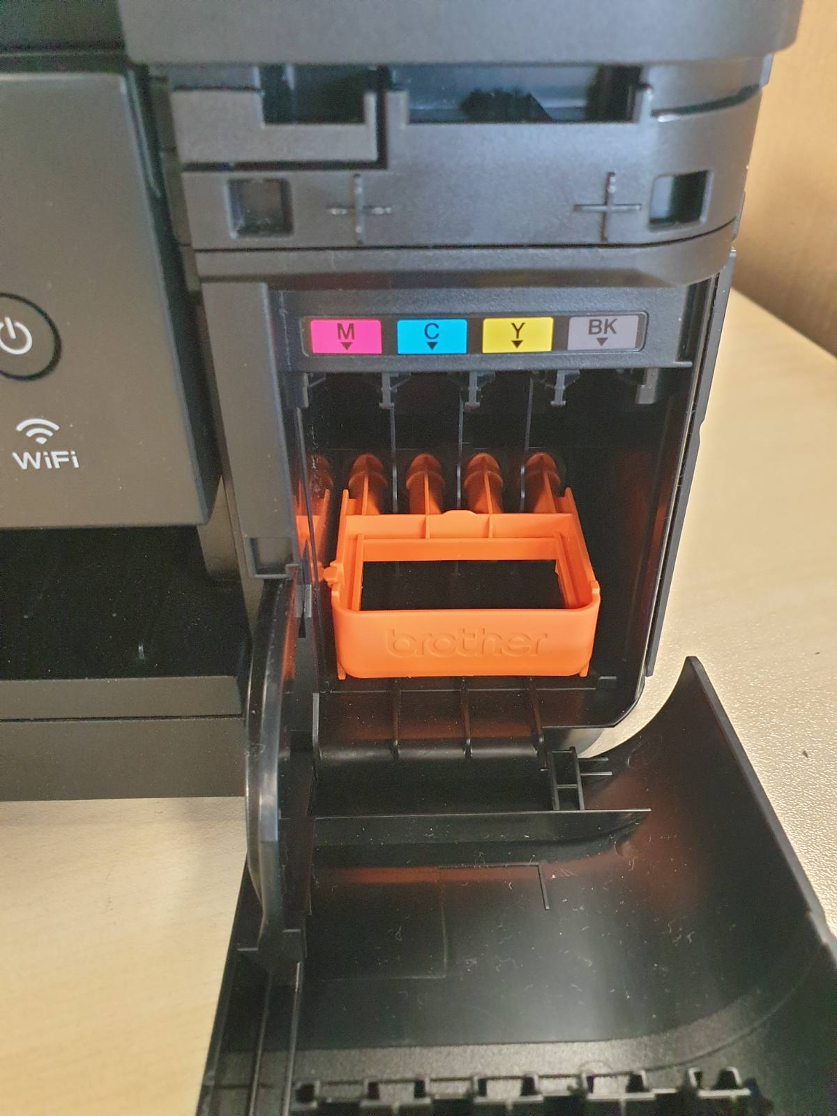 267583 - BROTHER DCP-J1140DW – Printer Shumëfunksional me Bojë dhe Ngjyra, 3-në-1 (Printer, Skaner, Fotokopjues), i Zi, 400 x 151 x 343 mm