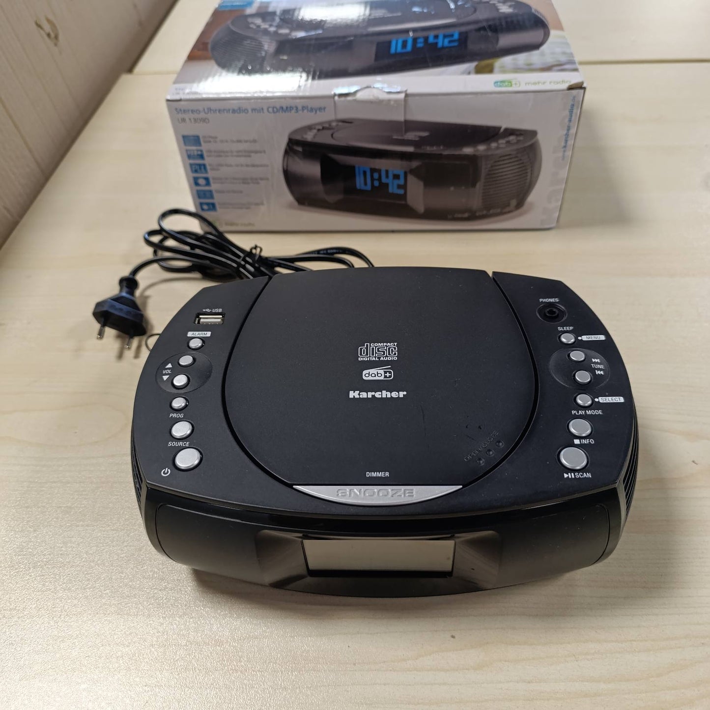 267934 - KARCHER UR 1309D - Orë alarmi dixhitale me radio dhe MP3/CD player dhe radio DAB+, orë alarmi me dy orare alarmi të rregullueshme, ekran i zbehtë, orë radio, funksion karikimi USB, radio e zezë me orë alarmi