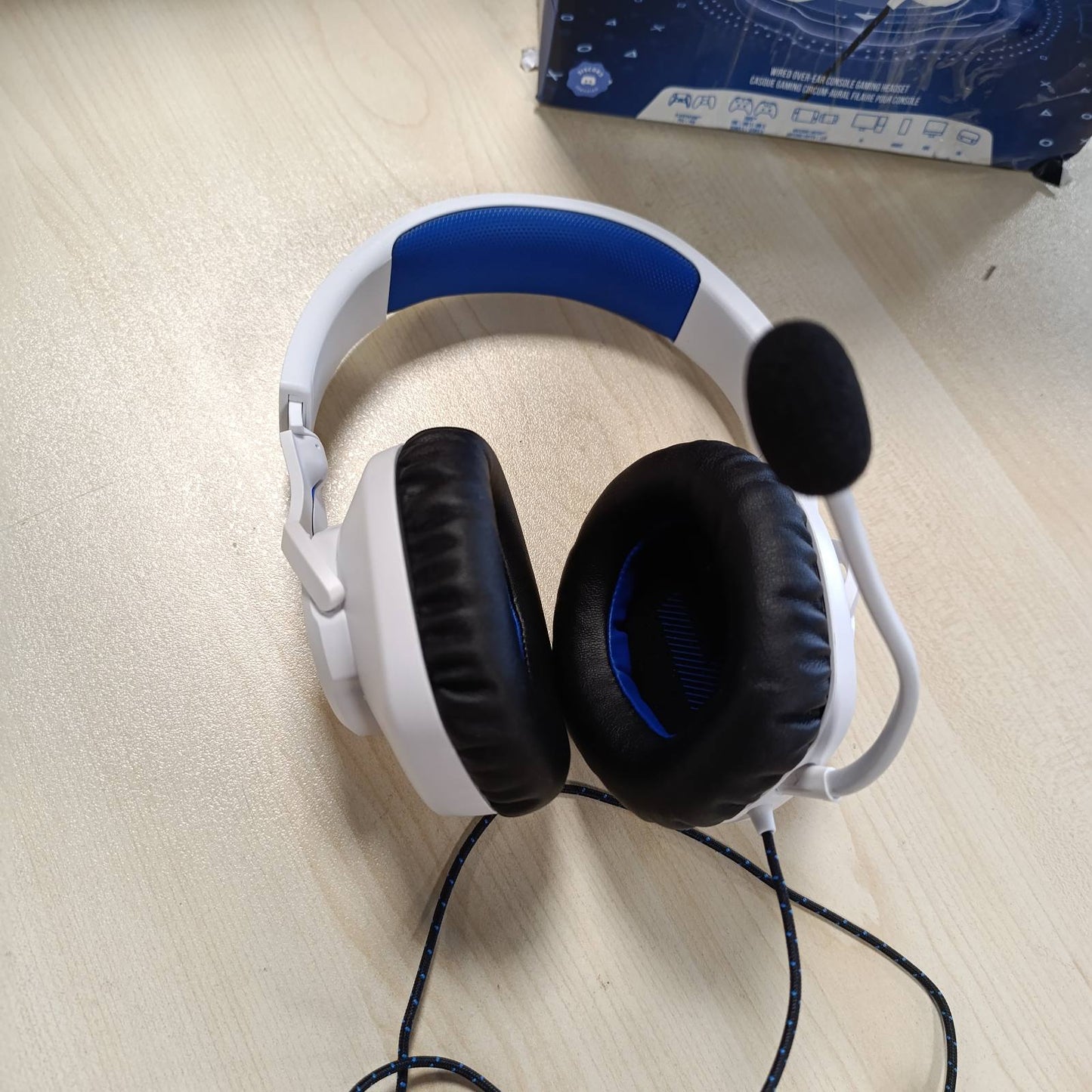 268165 - JBL Quantum 100P, Kufje për Lojëra me Tel, me Mikrofon të Lëvizshëm, Të Dizajnuara për PlayStation, Të Përputhshme me konsola të tjera, E Bardhë dhe Blu