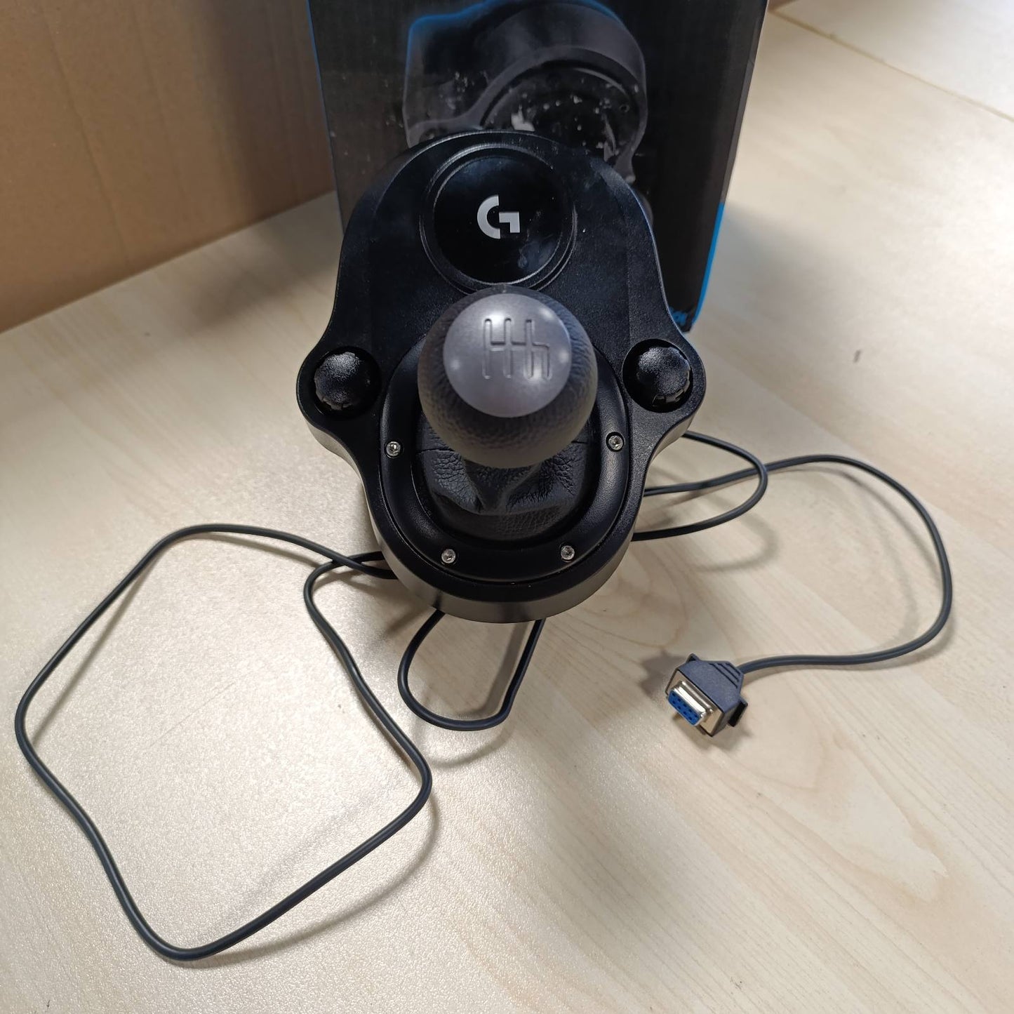 268203 - LOGITECH Ndërruesi i marsheve G Driving Force, 6 shpejtësi në formë H, dorezë lëkure origjinale, kapëse të integruara, i pajtueshëm me rrotat G29, G920, G923 - e zezë