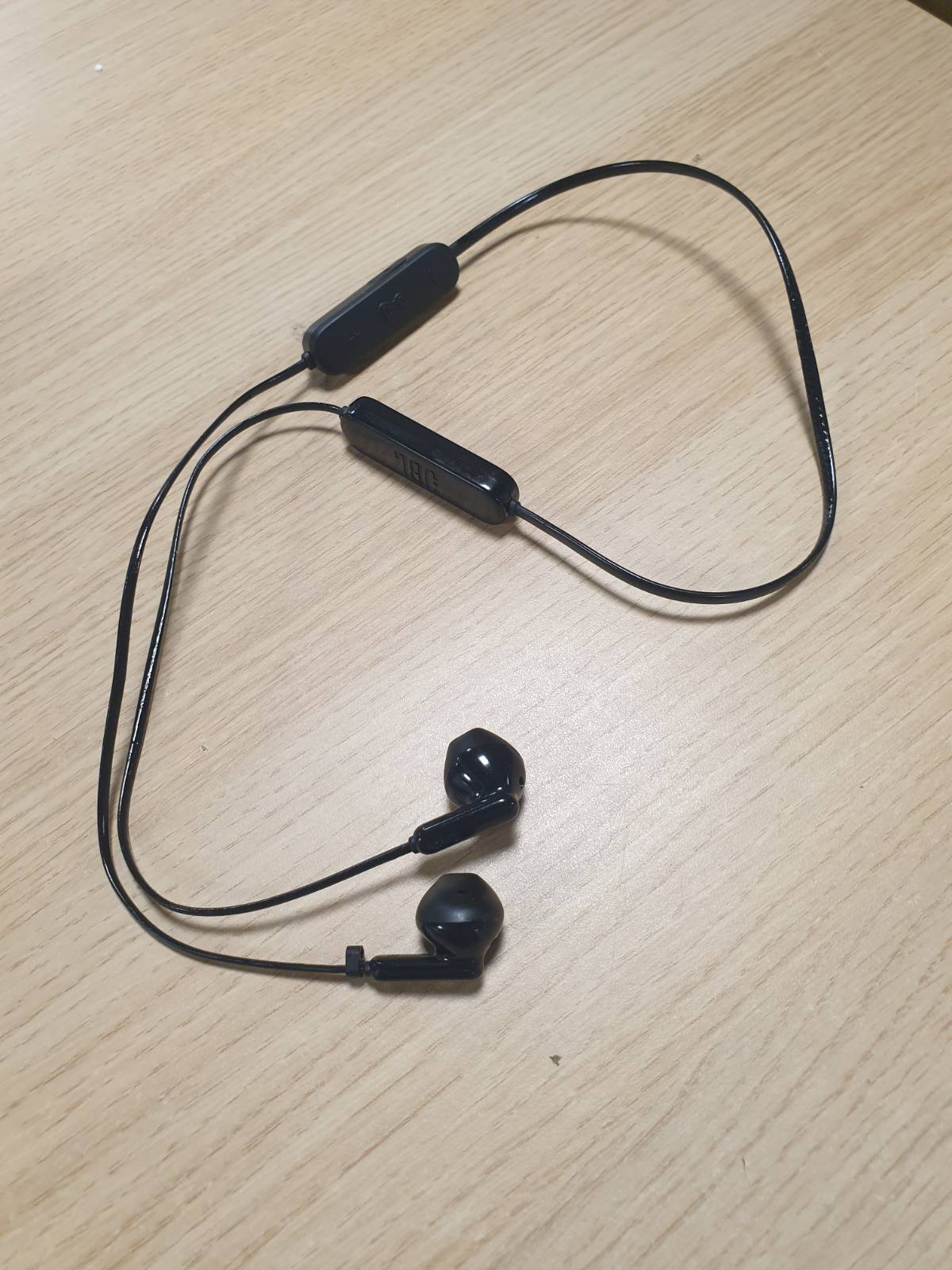 268276 - JBL Kufje pa tel Bluetooth Tune 235BT, 3 butona, mikrofon/telekomandë, kabllo të sheshtë, ngjyrë e zezë