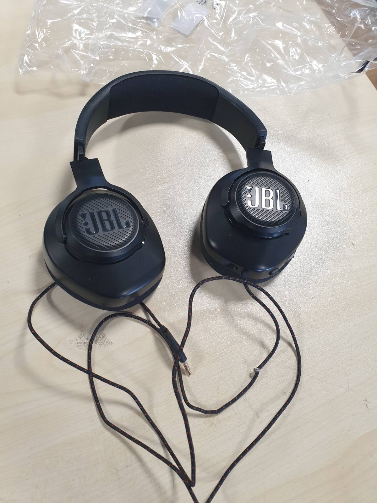 268292 - JBL Kufje për Lojëra me Tel Quantum 100M2, JBL QuantumSOUND Signature, Prizë Kufjesh 3.5 mm, Mikrofon i Lëvizshëm, Opsion Heshtjeje, E Zezë