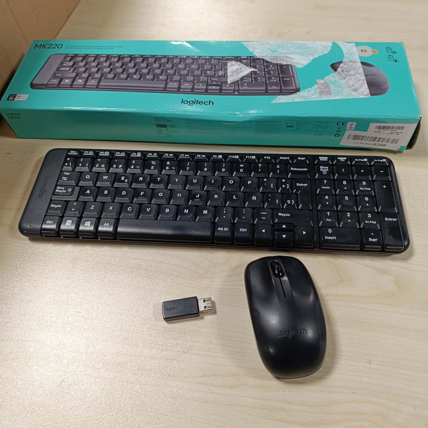 268328 - LOGITECH MK220 Kombinim kompakt tastiere dhe mausi pa tel, 2.4 GHz, marrës USB Unifying, jetëgjatësi baterie 24-mujore, QWERTY në spanjisht, e zezë