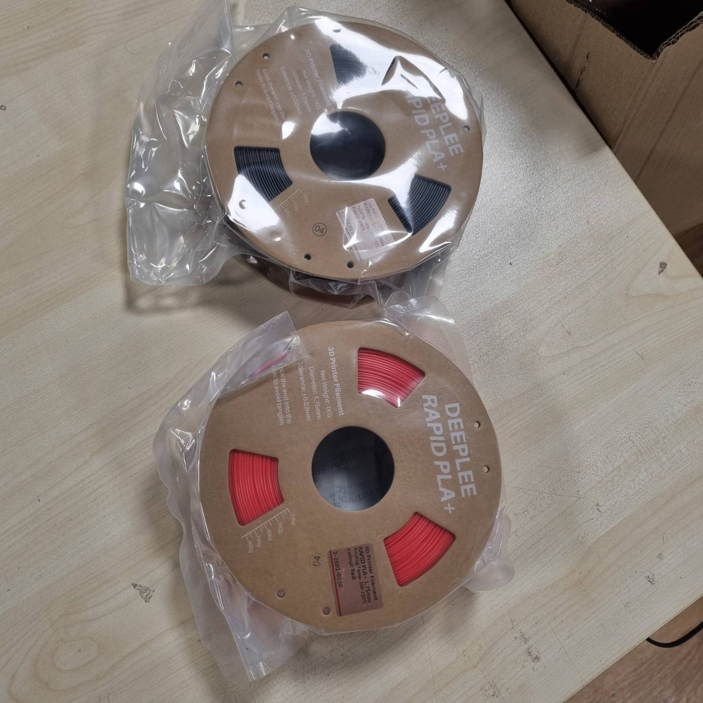 268343 - DEEPLEE Filament Fast PLA+ 3 kg, 1.75 mm, saktësi +/- 0.02 mm, 3 bobina për printerë 3D FDM, i zi, i bardhë dhe i kuq
