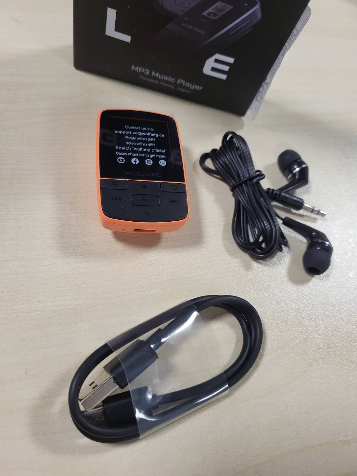 268347 - WOLFANG Pajisje MP3 me Bluetooth 5.2, Kapëse Sportive, Madhësi Mini, Peshë 1 Ons, Mbështet Kartat TF deri në 128GB, Radio FM HiF, Regjistrues Zëri, Kufje të Përfshira, Portokalli