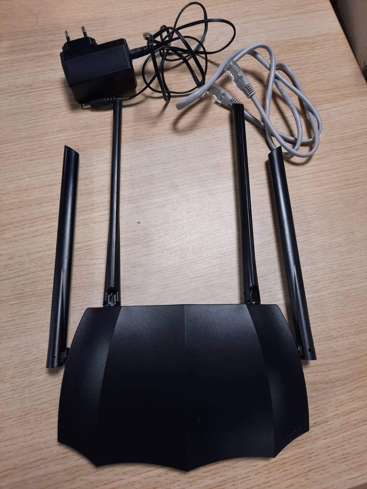 268349 - Tenda AC8 Router WiFi me dy banda (867 Mbps 5 GHz + 300 Mbps 2.4 GHz), 4x6dBi Antena, 3 Porta LAN/WAN Gigabit, Modalitet Përsëritësi, MU-MIMO, IPv6, WPS, E Zezë