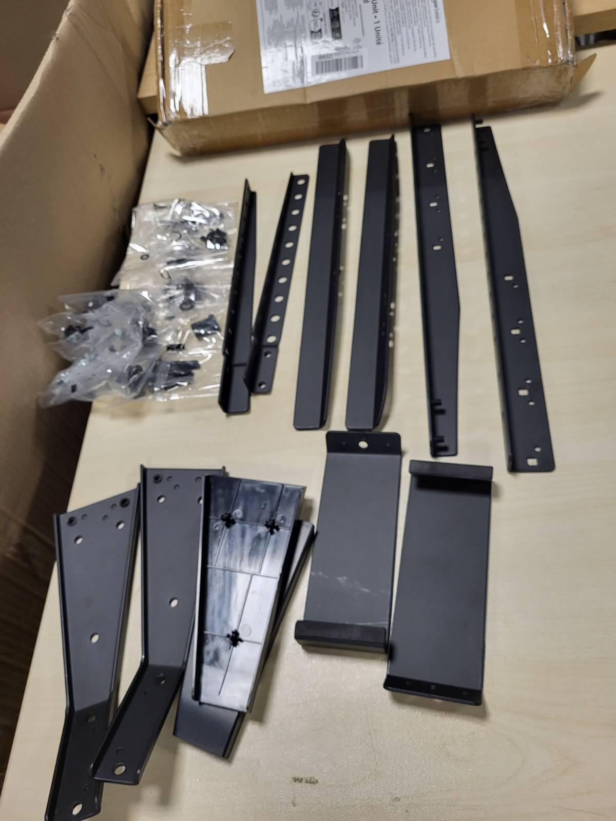 268508 - AMAZON BASICS Mbështetëse universale për televizor LCD/LED/plazma 22" deri në 77", e rregullueshme në lartësi, mbështet deri në 36 kg, VESA 800 x 400 mm, e zezë