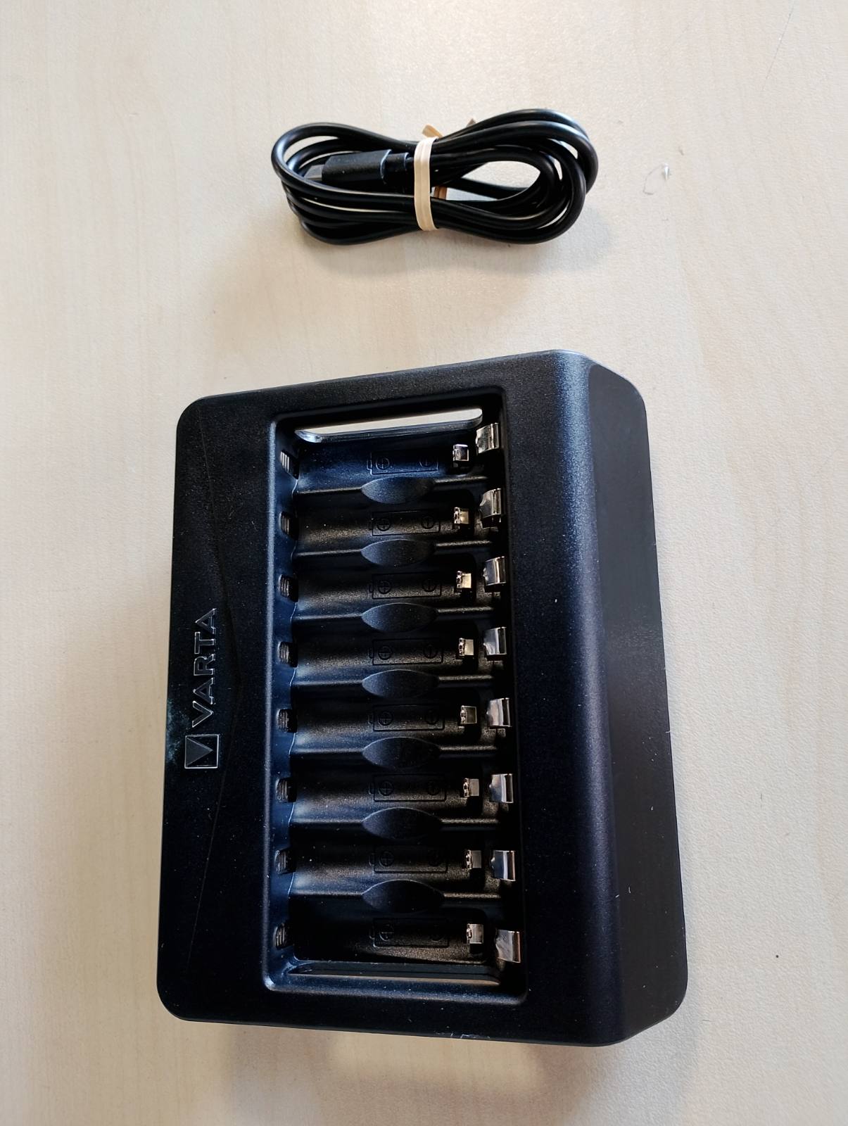 268598 - VARTA KARIKUES BATERIE - Karikues i Rikarikueshëm për Bateri AA/AAA, deri në 8 Bateri, LCD+, Vend Karikimi Individual, i Papopulluar