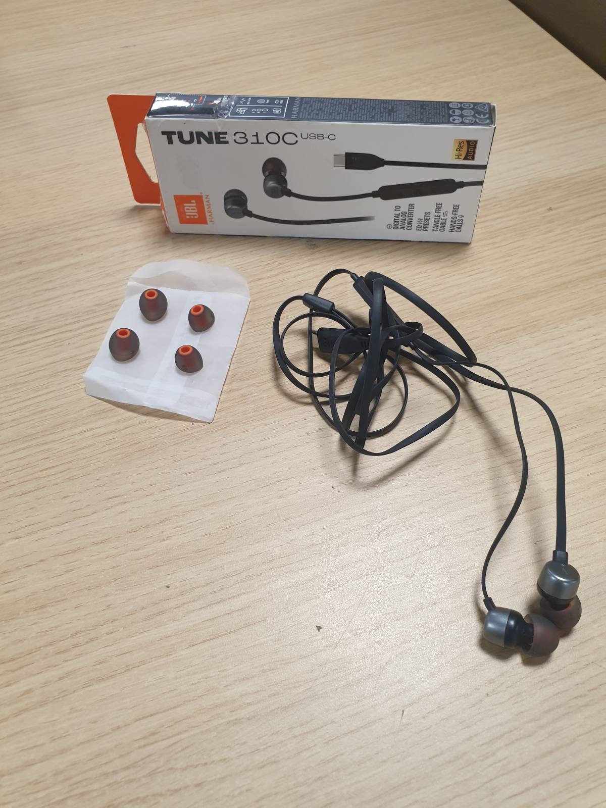 268674 - JBL Tune 310 C, Kufje me Tel me Rezolucion të Lartë, Tingull i Pastër Basi JBL, Lidhje USB-C, Kabllo e Sheshtë që Nuk Ngatërrohet, Telekomandë me Tre Butona me Mikrofon, E Zezë