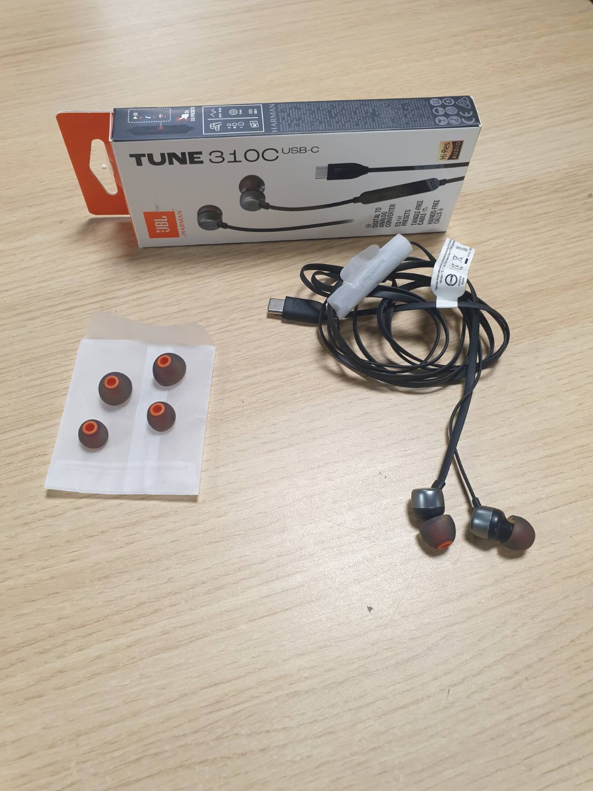268680 - JBL Tune 310 C, Kufje me Tel, Tingull i Pastër Basi JBL, Lidhje USB-C, Kabllo e Sheshtë, Telekomandë me Mikrofon, E Zezë