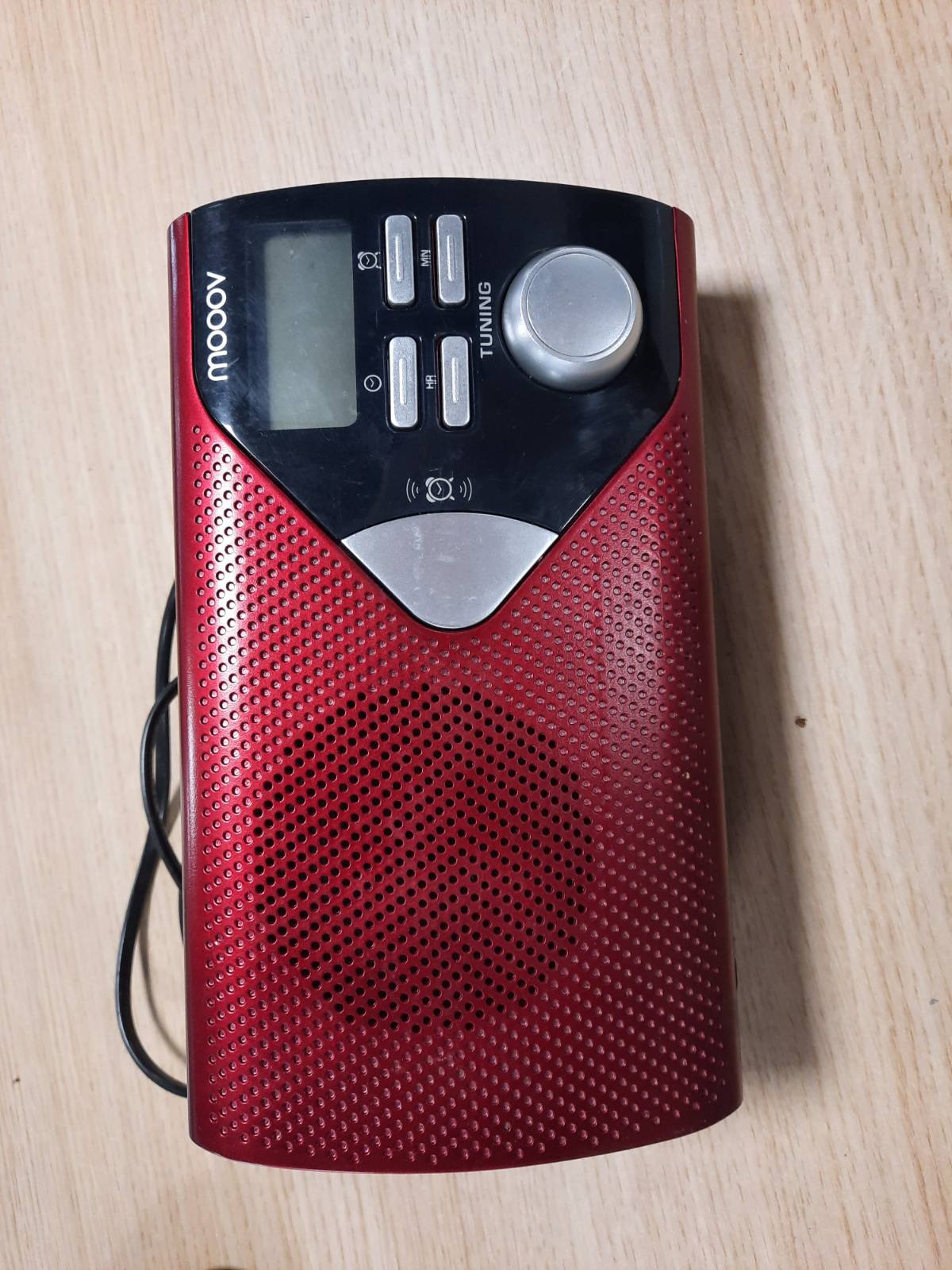 268683 - MOOOV 477201 Radio FM/AM Portative me Bateri, Akordues Dixhital, Dorezë Mbajtëse e Palosshme, Funksion Ore dhe Alarmi, E Kuqe