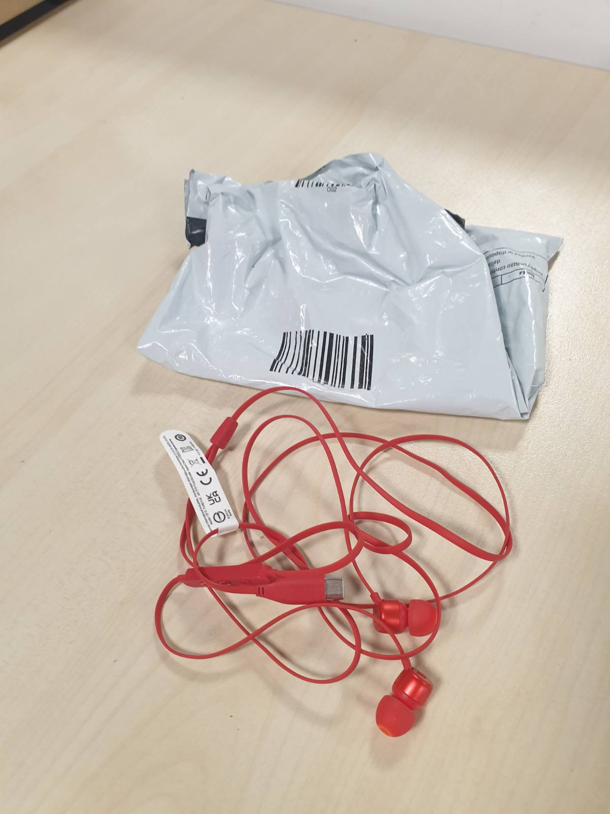 268712 - JBL - Tune 310 C, Kufje me tel në vesh me JBL Pure Bass Sound, mikrofon dhe portë USB-C – të kuqe