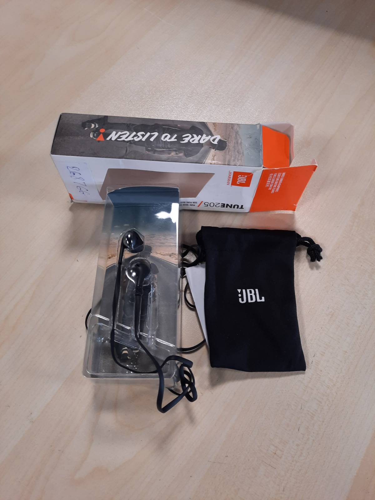 268766 - JBL Kufje T205 BLK me mikrofon, kabllo të sheshtë, prizë 3.5 mm, dizajn ergonomik, tingull bas i pastër JBL, të zeza