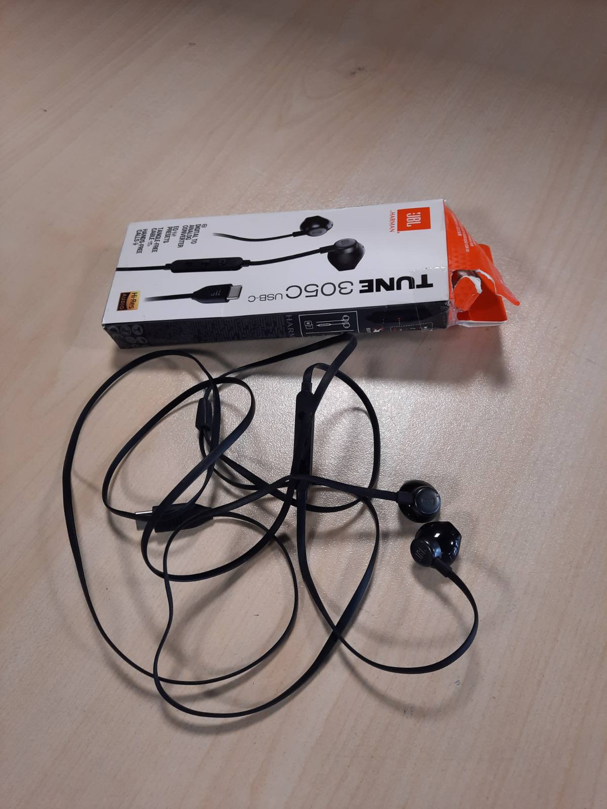 268844 - JBL - Kufje audio Tune 305 C USB-C, kabllo të sheshtë që nuk ngatërrohet, kontroll i thellë i baseve me 3 butona, JBL Pure Bass, të zeza