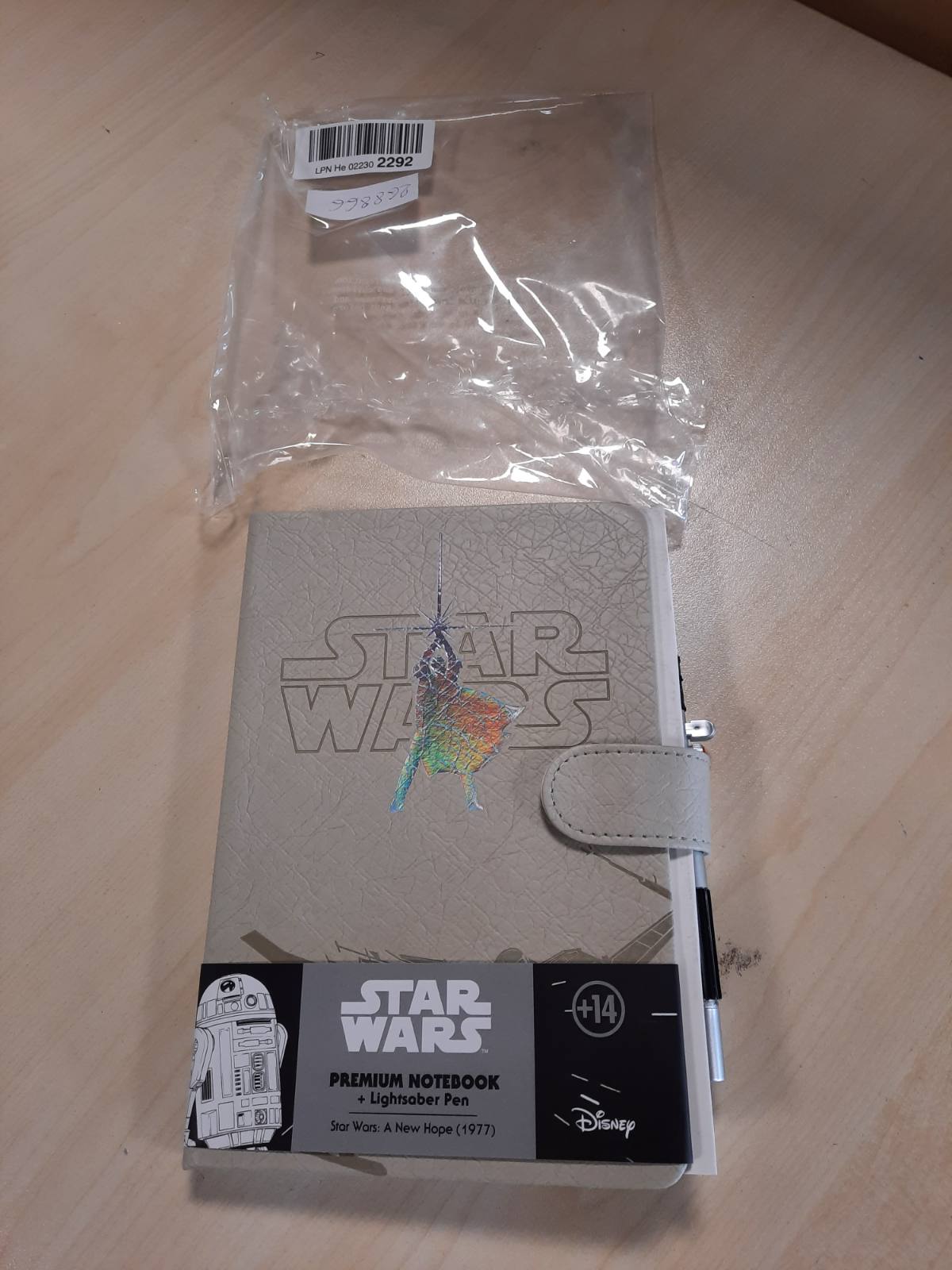 268866 - FLETORE SKYWALKER E STAR WARS: Fletore me pika A5, 192 faqe, kapak të fortë, për ditar personal ose shënime.