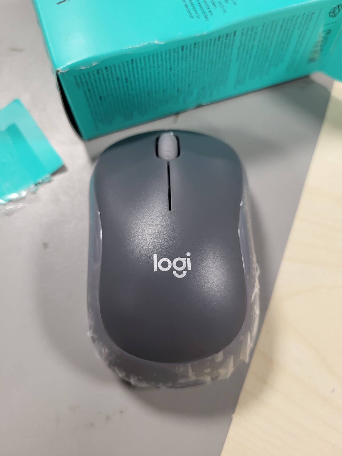 268923 - LOGITECH Maus pa tel M185, 2.4 GHz me marrës nano USB, jetëgjatësi baterie 12 muaj, gjurmim optik 1000 DPI, ambidextrous, i pajtueshëm me PC, Mac, laptop - gri