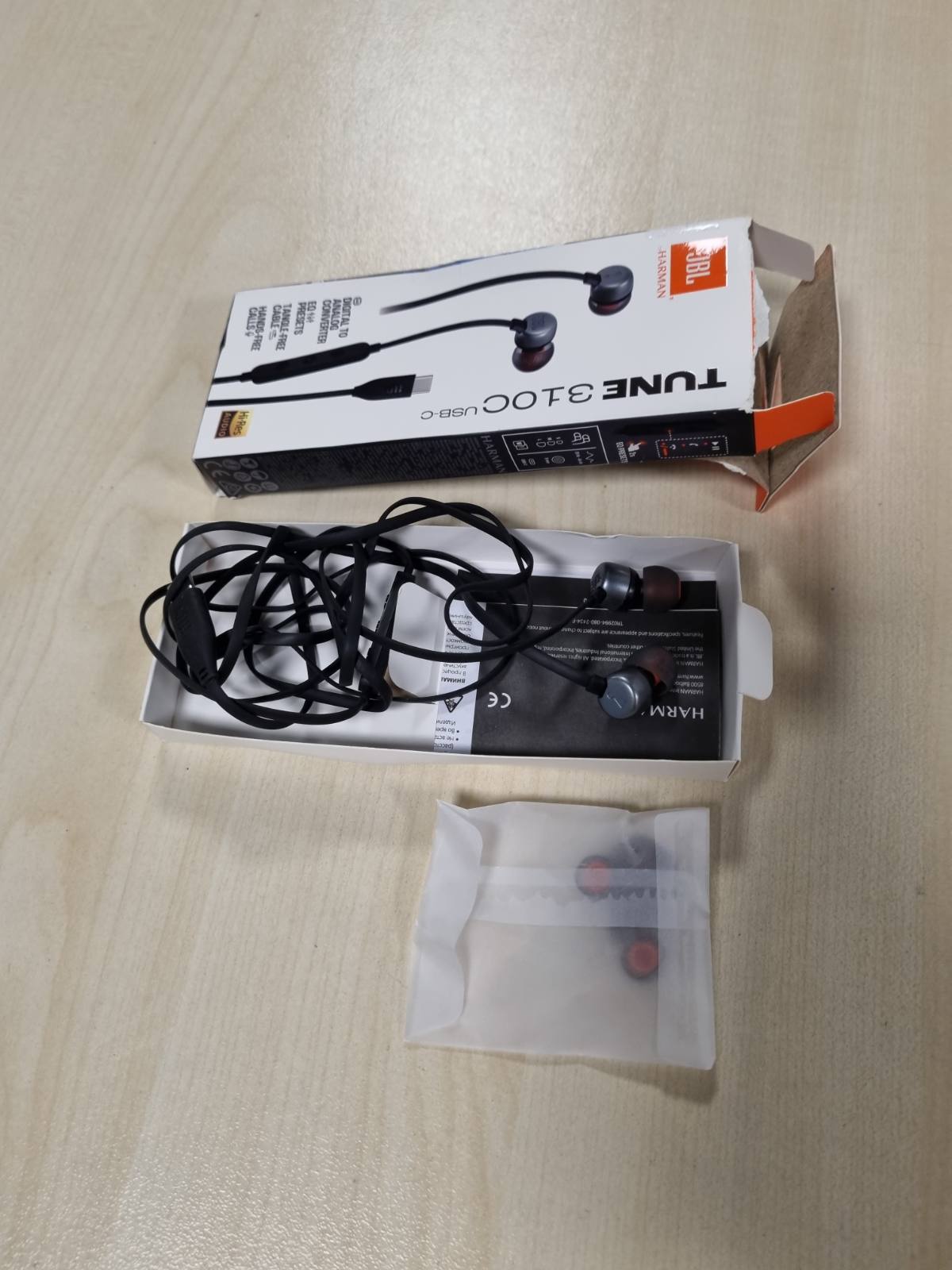 269021 - JBL Tune 310 C Kufje me Tel, Rezolucion të Lartë, Tingull i Pastër Basi JBL, Lidhje USB-C, Kabllo e Sheshtë që Nuk Ngatërrohet, Telekomandë me Tre Butona me Mikrofon, E Zezë