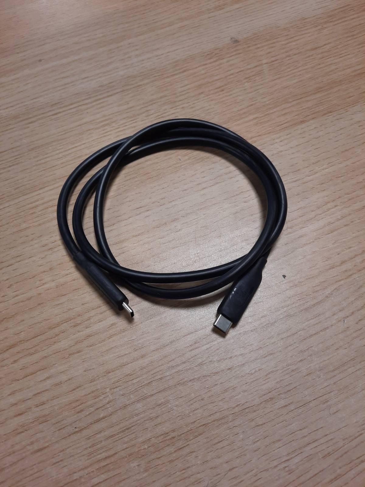 269380 - Amazon Basics Kabllo karikimi të shpejtë USB-C në USB-C 4, 40Gbps, video 8K, 240W, Thunderbolt 4/3, i çertifikuar USB-IF, 1 m, i zi