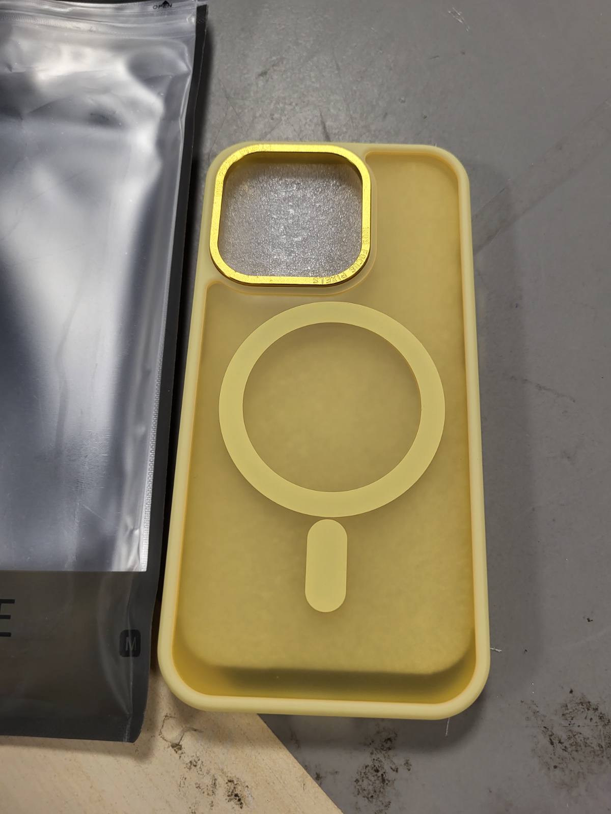 269428 - VENINGO Mbulesë mbrojtëse magnetike për iPhone 15 Pro, e pajtueshme me mbulesën MagSafe, Mbulesë mbrojtëse transparente prej silikoni mat TPU kundër gjurmëve të gishtërinjve për iPhone 15 Pro 6.1 inç, e verdhë