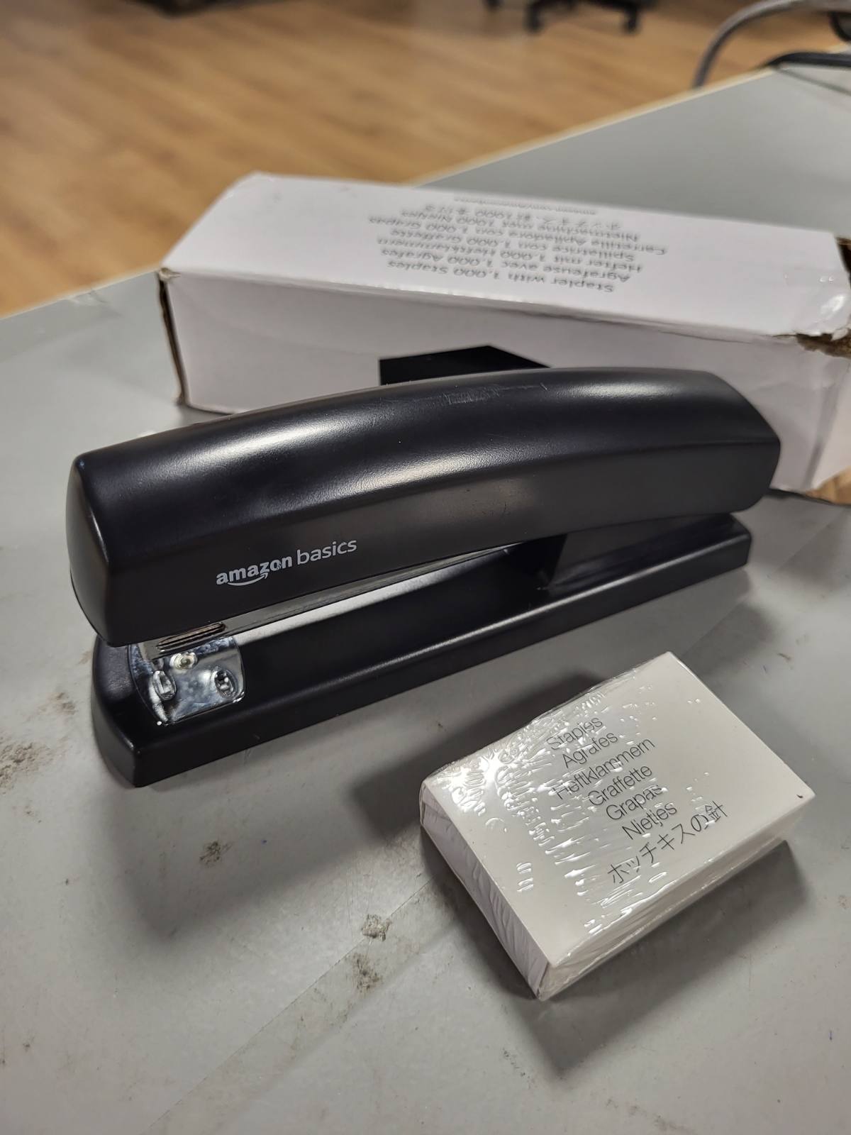 269455 - AMAZON BASICS Kapëse me 1,000 kapëse, kapacitet 10 fletë, bazë gome kundër rrëshqitjes, e zezë