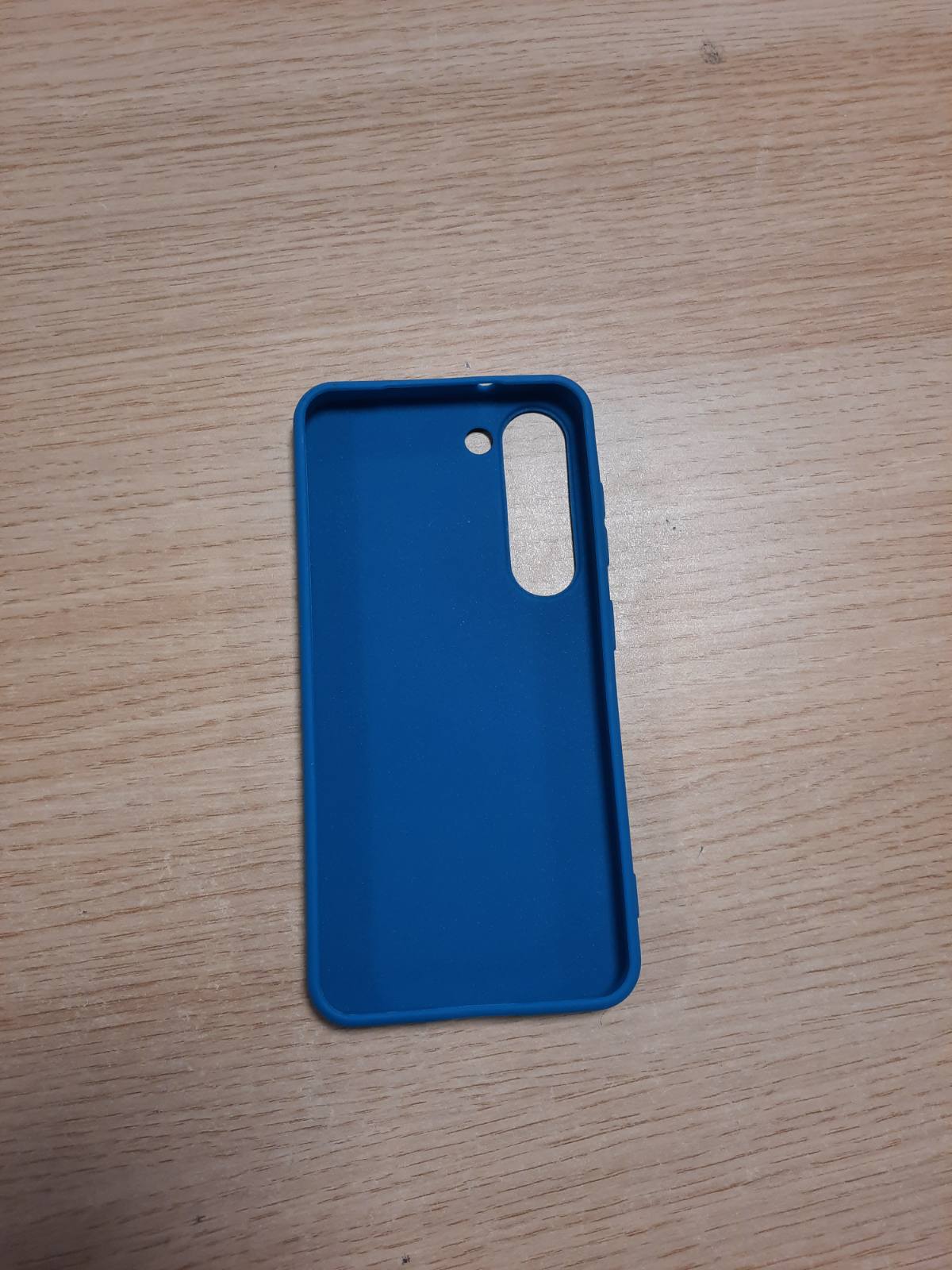269641 - kwmobile Mbrojtëse për Samsung Galaxy S23, silikoni, blu e ndezur