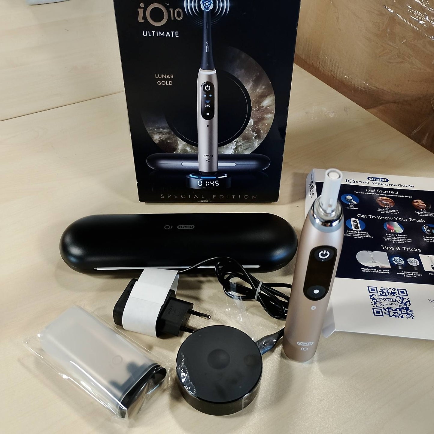 271009 - ORAL-B Furçë dhëmbësh elektrike iO 10, Kokë zëvendësuese, Lunar Gold, rikarikueshme, karikues magnetik, kuti udhëtimi