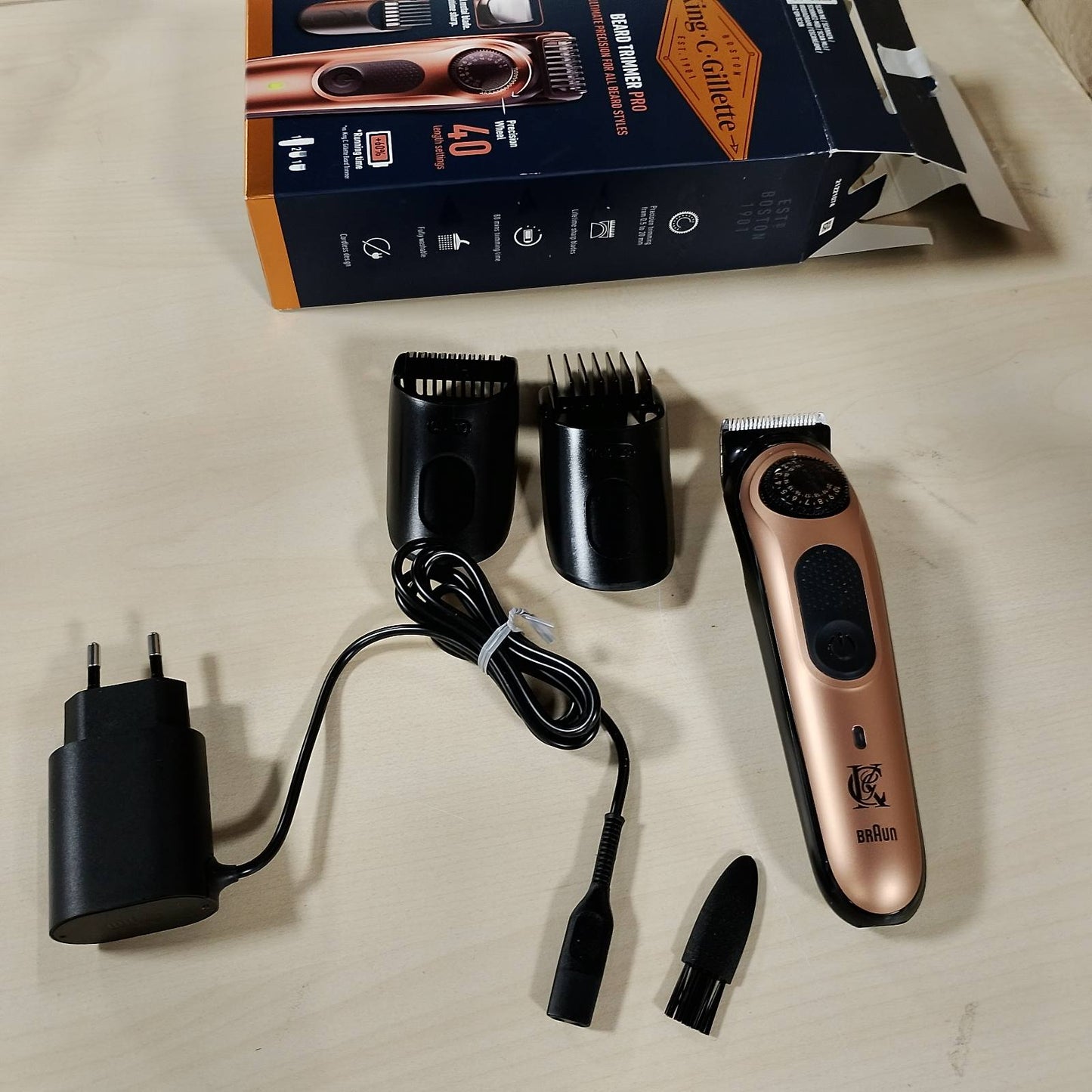 271209 - King C. Gillette Briskë Elektrike Beard Pro, Përzgjedhës Preciz, Kujdes për Mjekrën për Meshkuj, 40 Cilësime Gjatësie, Tehe të Mprehta, Krehër Prerës, Koka të Lahet, Ide Dhuratë për Meshkuj