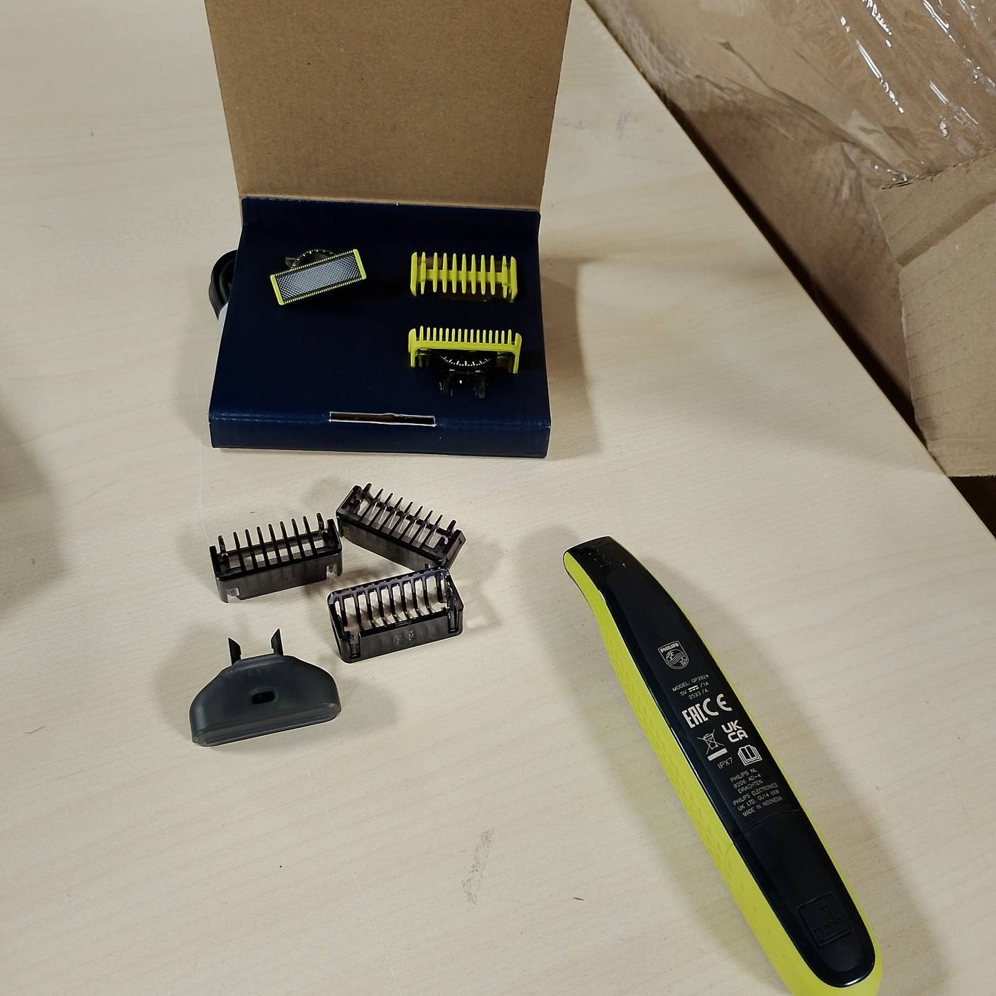 271262 - PHILIPS Prerës elektrik OneBlade 360, për fytyrën dhe trupin, 3 tehe 360, 3 krehër (1, 3, 5 mm), QP2824/31