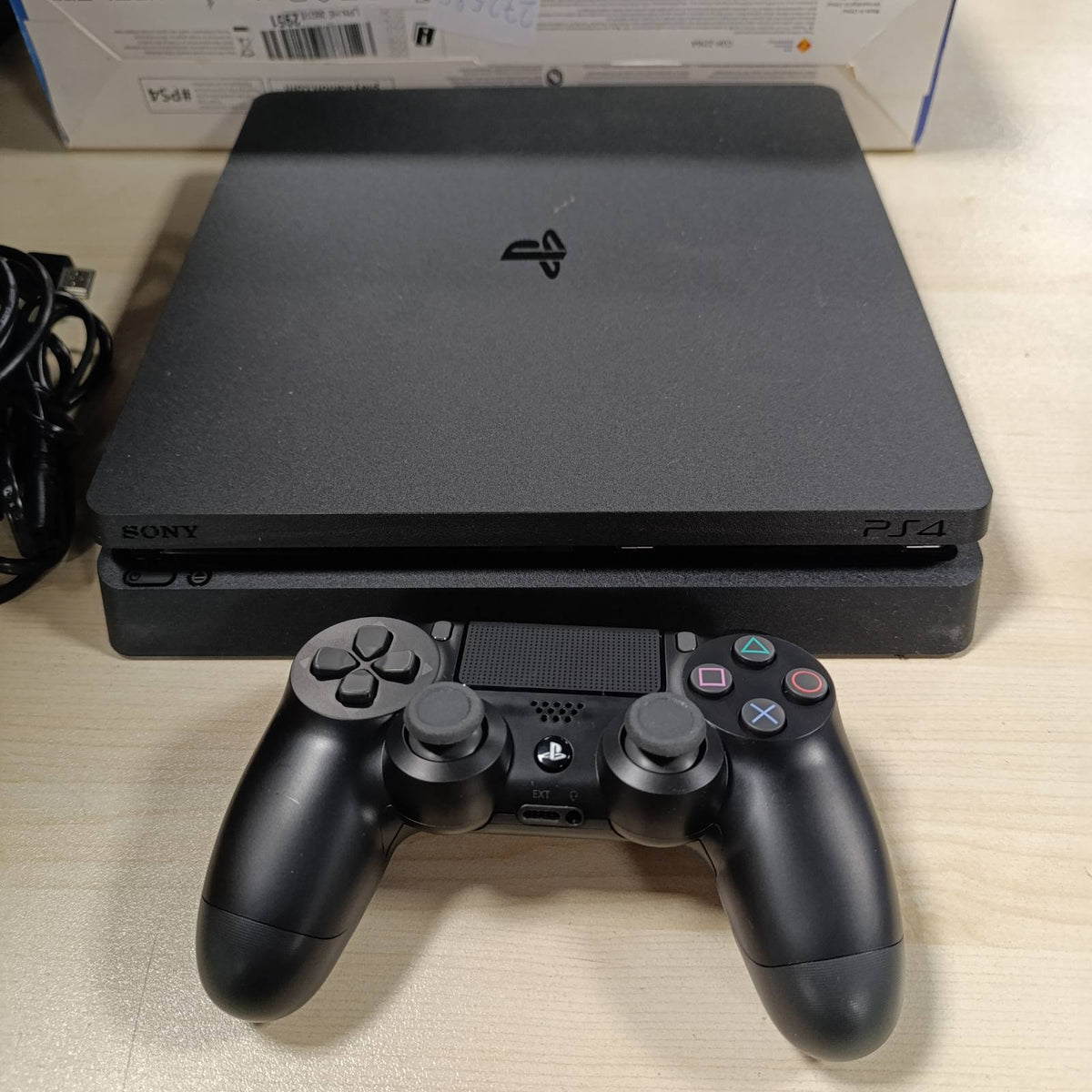 272585 - SONY PlayStation 4 Slim 500 Go, Konsol PS4 Slim + 1 Pajisja Pa Shirit DUALSHOCK 4 V2, Shasi F, Ngjyra: E Zezë Jet