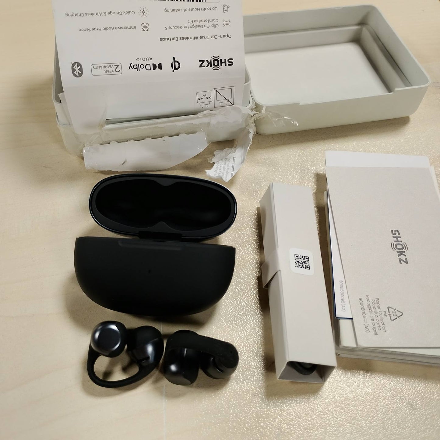 272645 - SHOKZ OPEN DOTS ONE, Kufje me vesh të hapur, Audio Premium Dolby, Kufje me mikrofon me kapëse, Bluetooth 5.4, Karikim i shpejtë, 40 orë kohë luajtjeje, IP54, Pesha 6.5g, me leckë pastrimi, të zeza