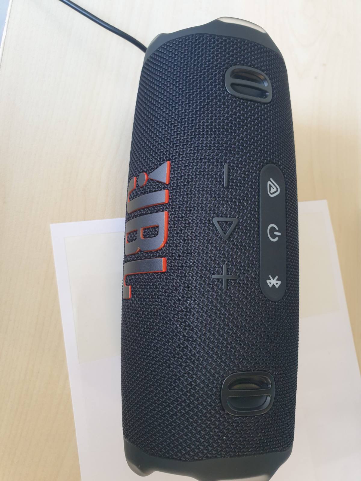 272714 - JBL CHARGE 6 – Altoparlant Bluetooth pa tel portativ, Jetëgjatësi baterie 28-orëshe, IP68 rezistent ndaj ujit, pluhurit dhe goditjeve, JBL Pro Sound me AI Sound Boost, Lidhje me shumë altoparlantë Auracast, e zezë