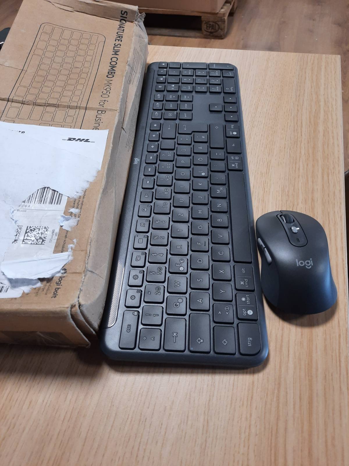 272747 - LOGITECH: Set tastiere dhe mausi pa tel Signature Slim MK950, Bluetooth, QWERTZ, grafit.