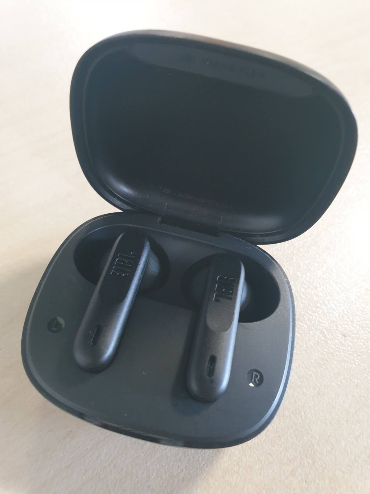 272928 - JBL Wave Flex, Kufje Pa Tel për Në Vesh, Rezistencë ndaj Ujit IP54 dhe IPX2, Teknologji TalkThru dhe AmbientAware, Jetëgjatësi Baterie 32-Orë, E Zezë